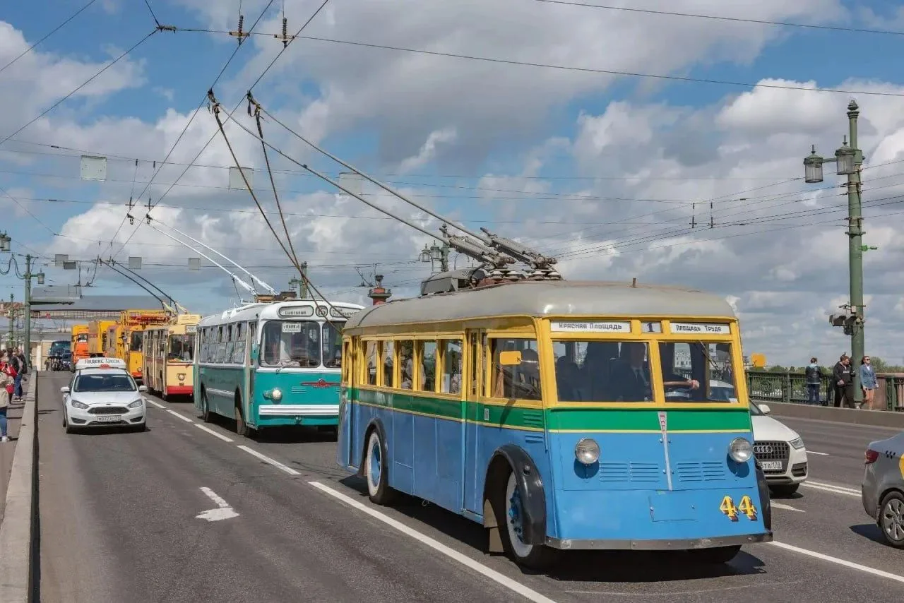 🚎В центре Петербурга прошла колонна ретротроллейбусов к 90-летию городского троллейбус...