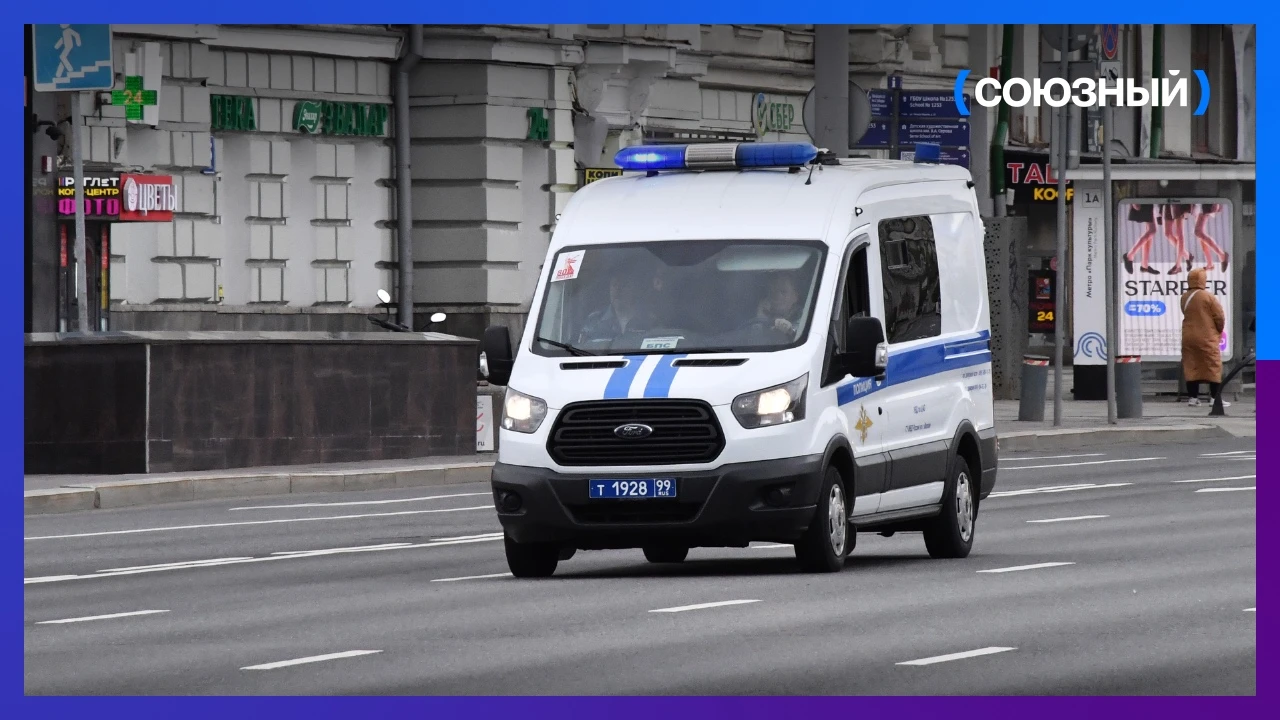 В Москве мошенники заставили 21-летнего местного жителя отдать наручные часы и ювелирны...