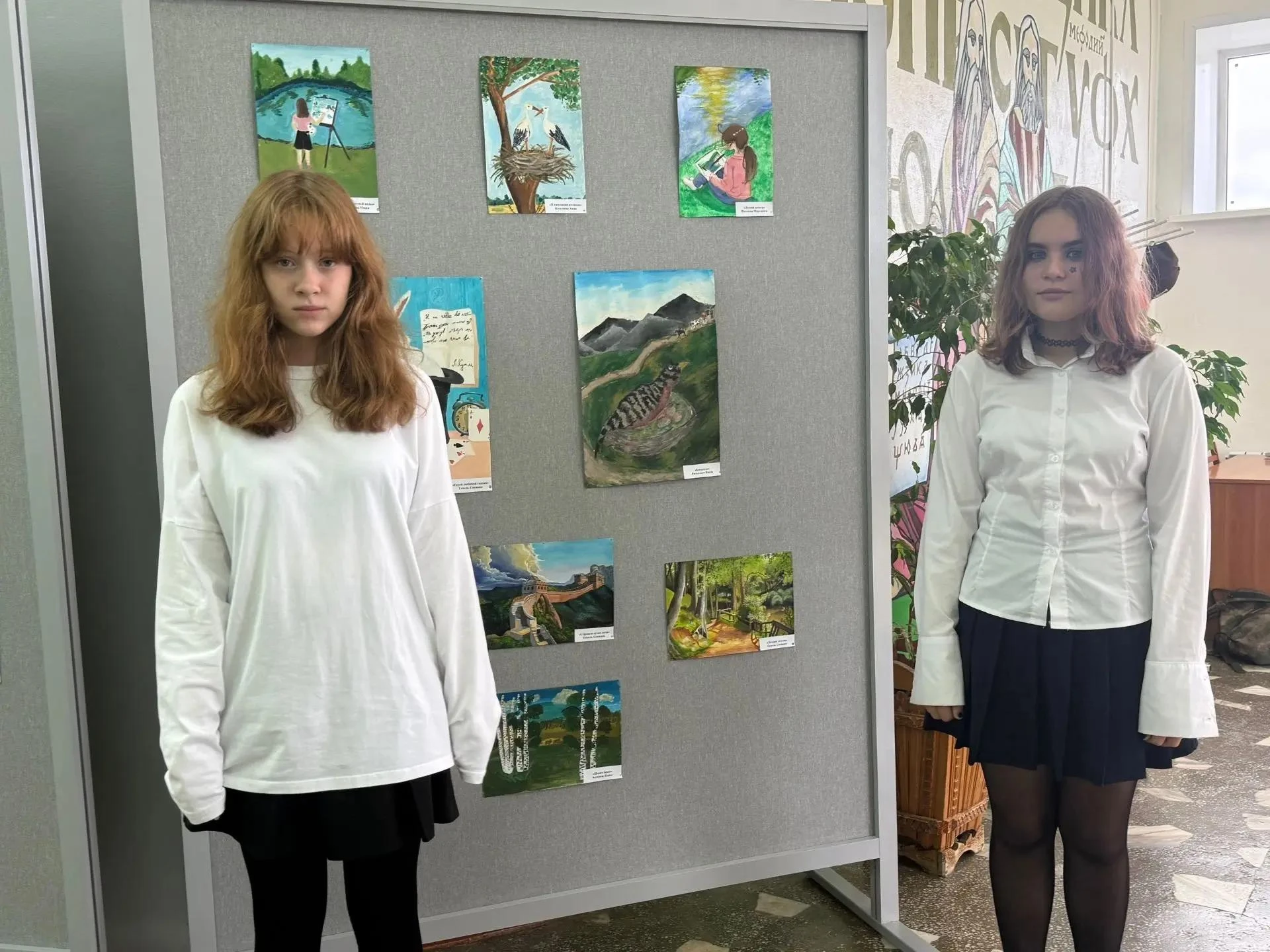 🎨 «Вот оно какое — наше лето»: выставка юных художников в Большеулуйской библиотеке! 🎨