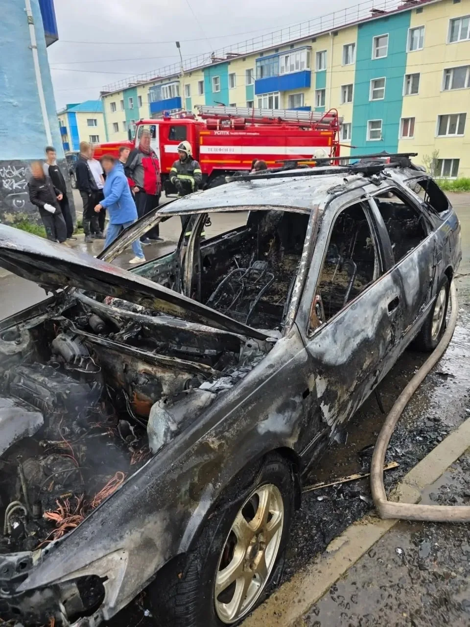 🔥 Автомобиль загорелся на улице Мира в Шахтерске