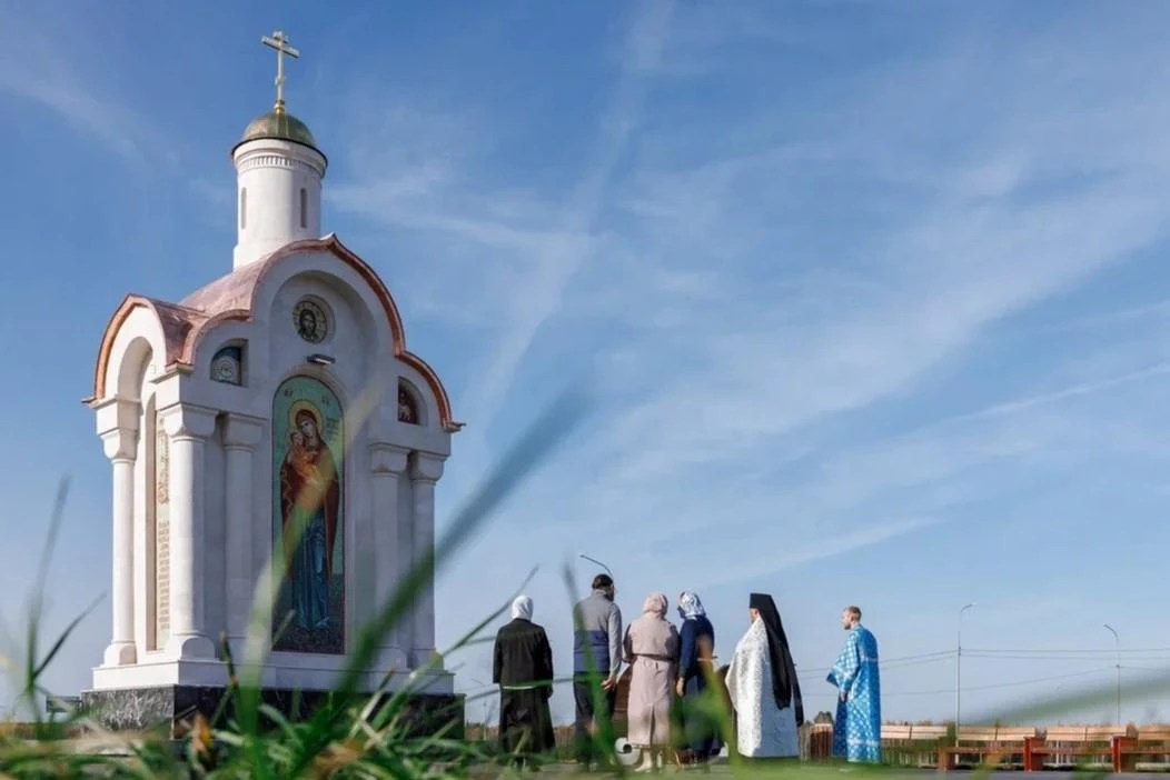 ⛪ На трассе М-12 «Восток» в Прикамье установили киот с христианскими святынями — святит...