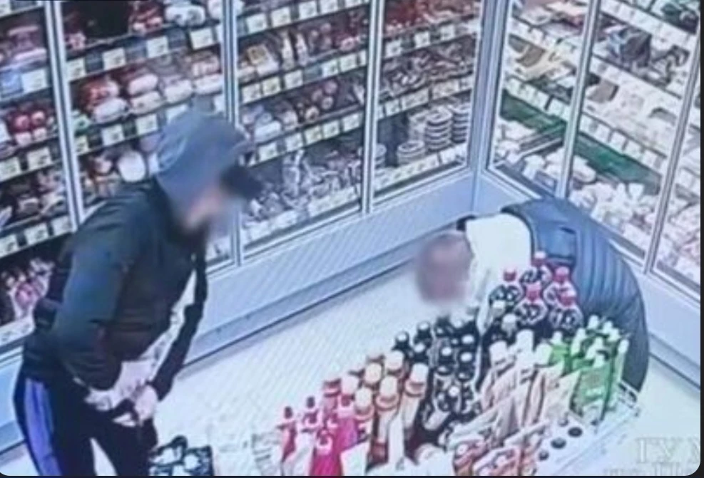 В Соликамске двое приятелей вынесли из магазина 6 кг лосося в трусах.