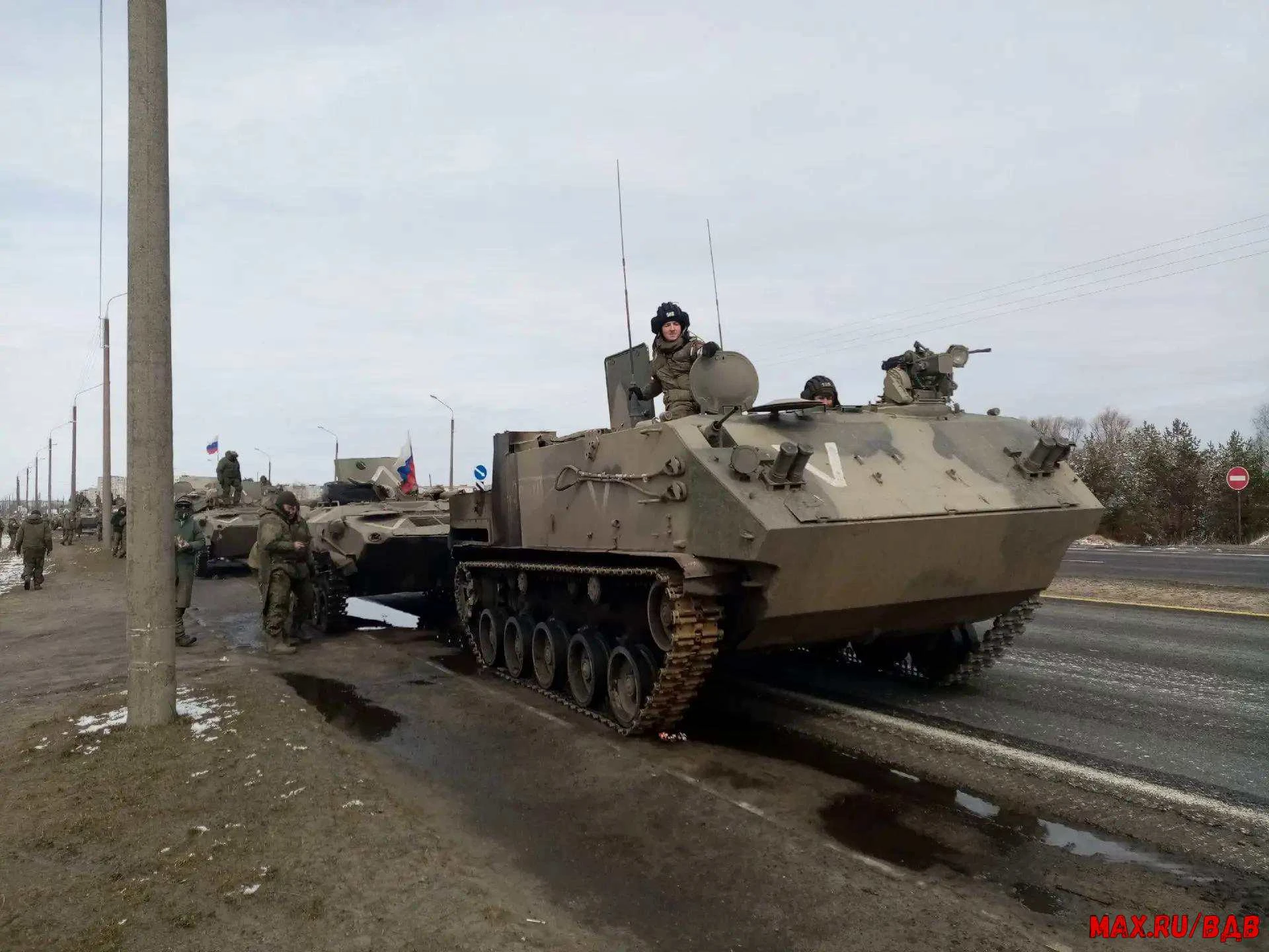 Колонна техники Воздушно-десантных войск после вывода с Киевского направления. Республи...
