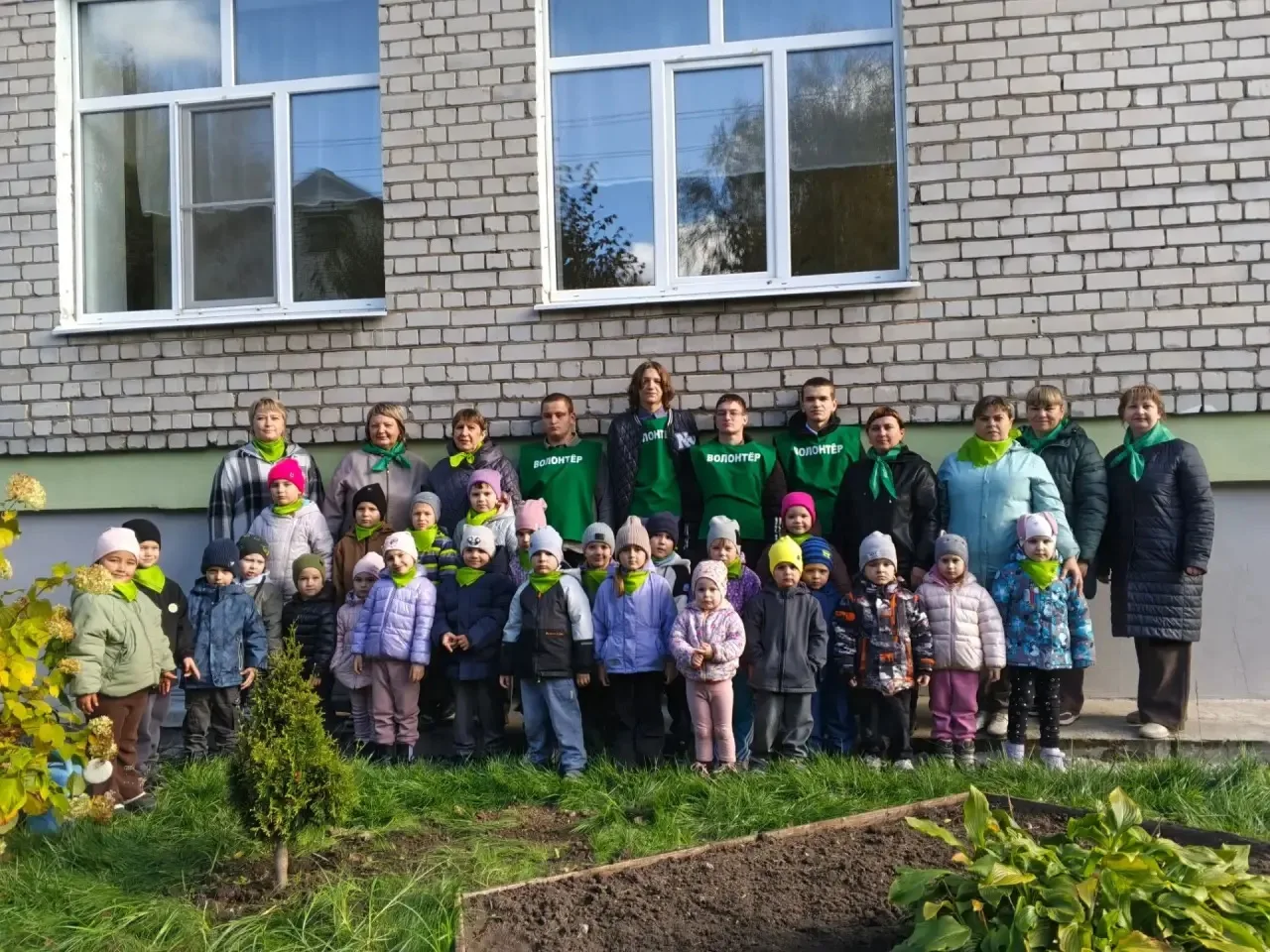💚 «Зелёные помощники: волонтёры школы дарят красоту детскому саду»