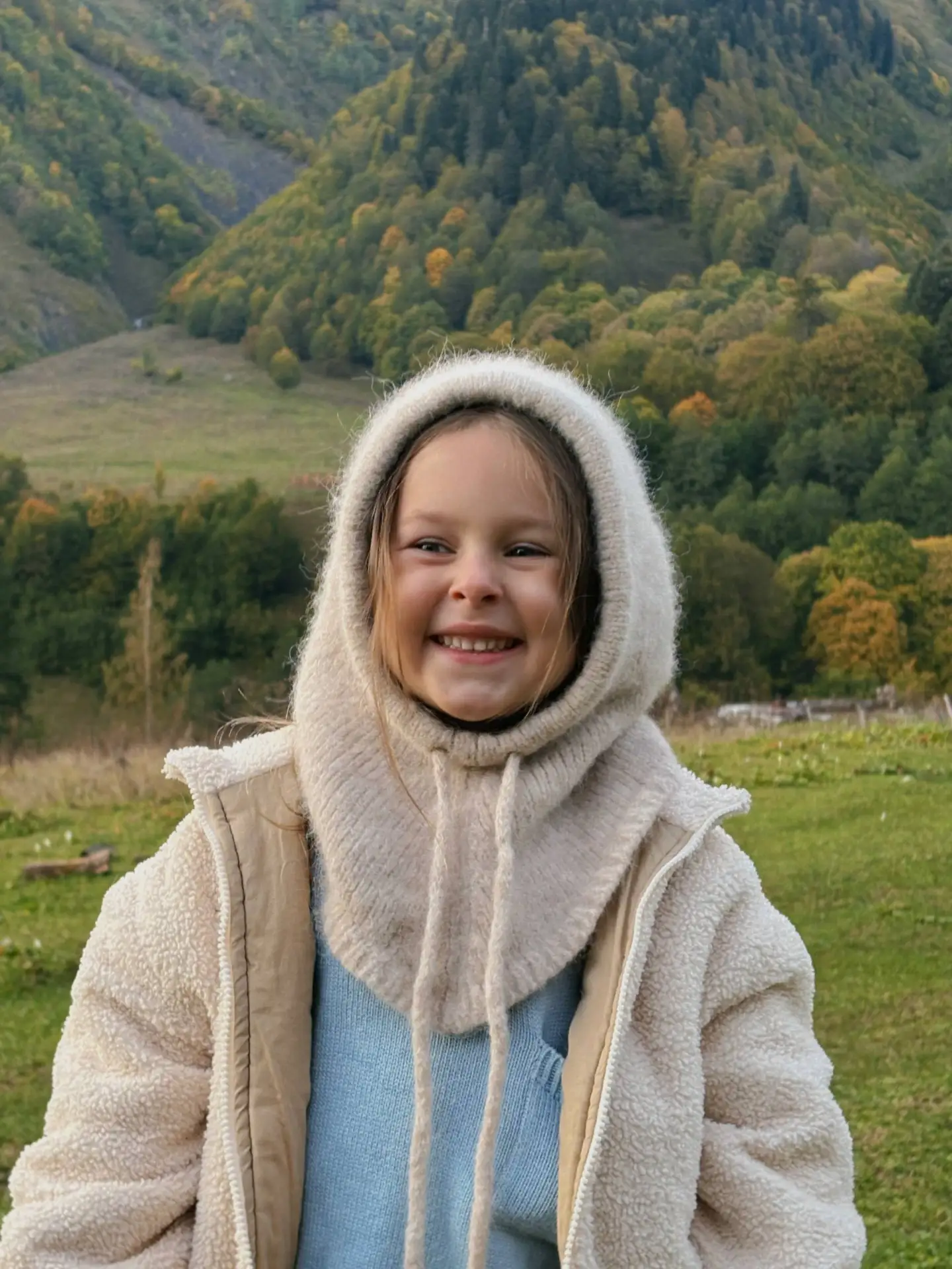 Вообще-то это взрослый капюшон Zoe San, но, кажется, велик шанс, что дочки его у вас от...