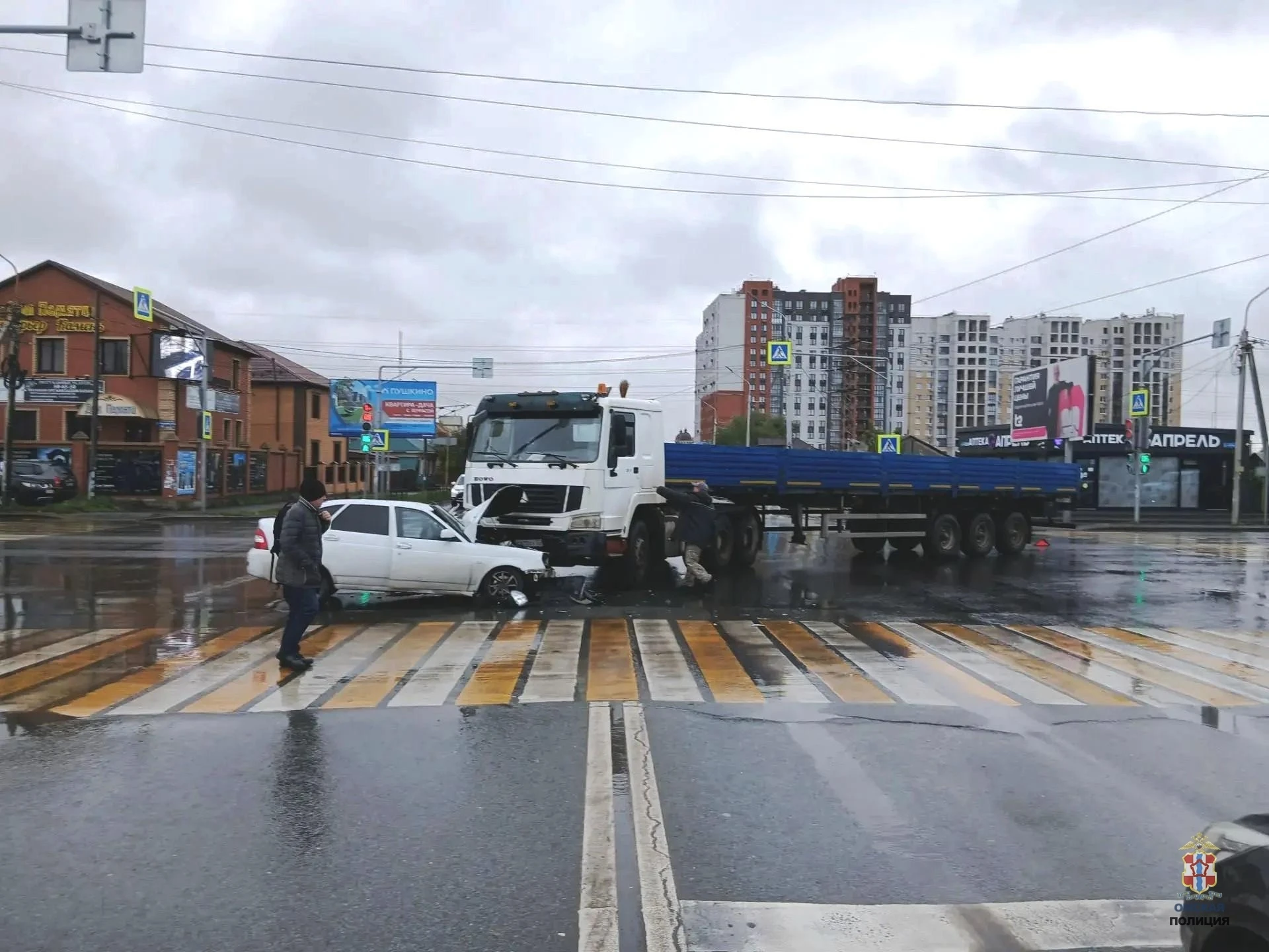 В Центральном округе Омска произошло ДТП с участием грузовика и легковушки. Сегодня око...