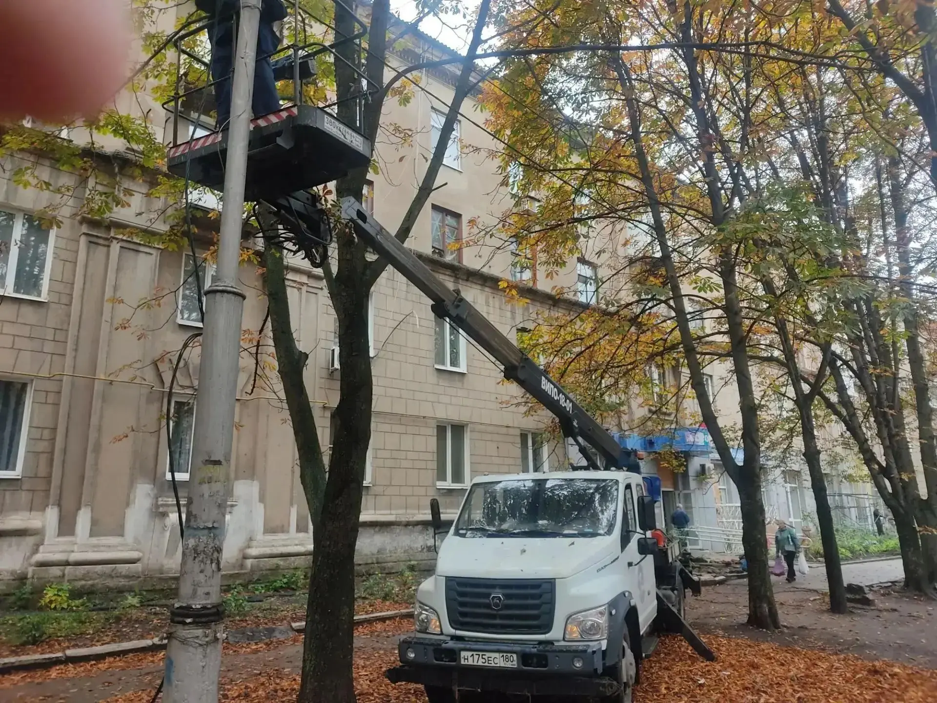 В Кировском районе ремонтируют уличное освещение на улице Депутатской