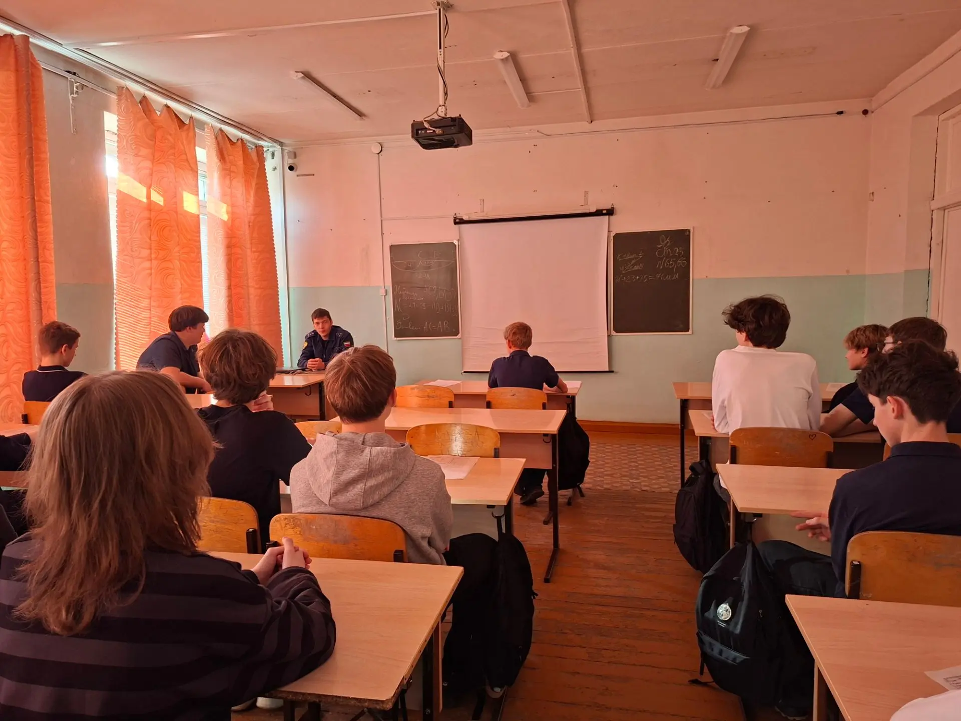 Закон, ответственность и безопасность: в 9 «В» классе прошла важная встреча со старшим ...