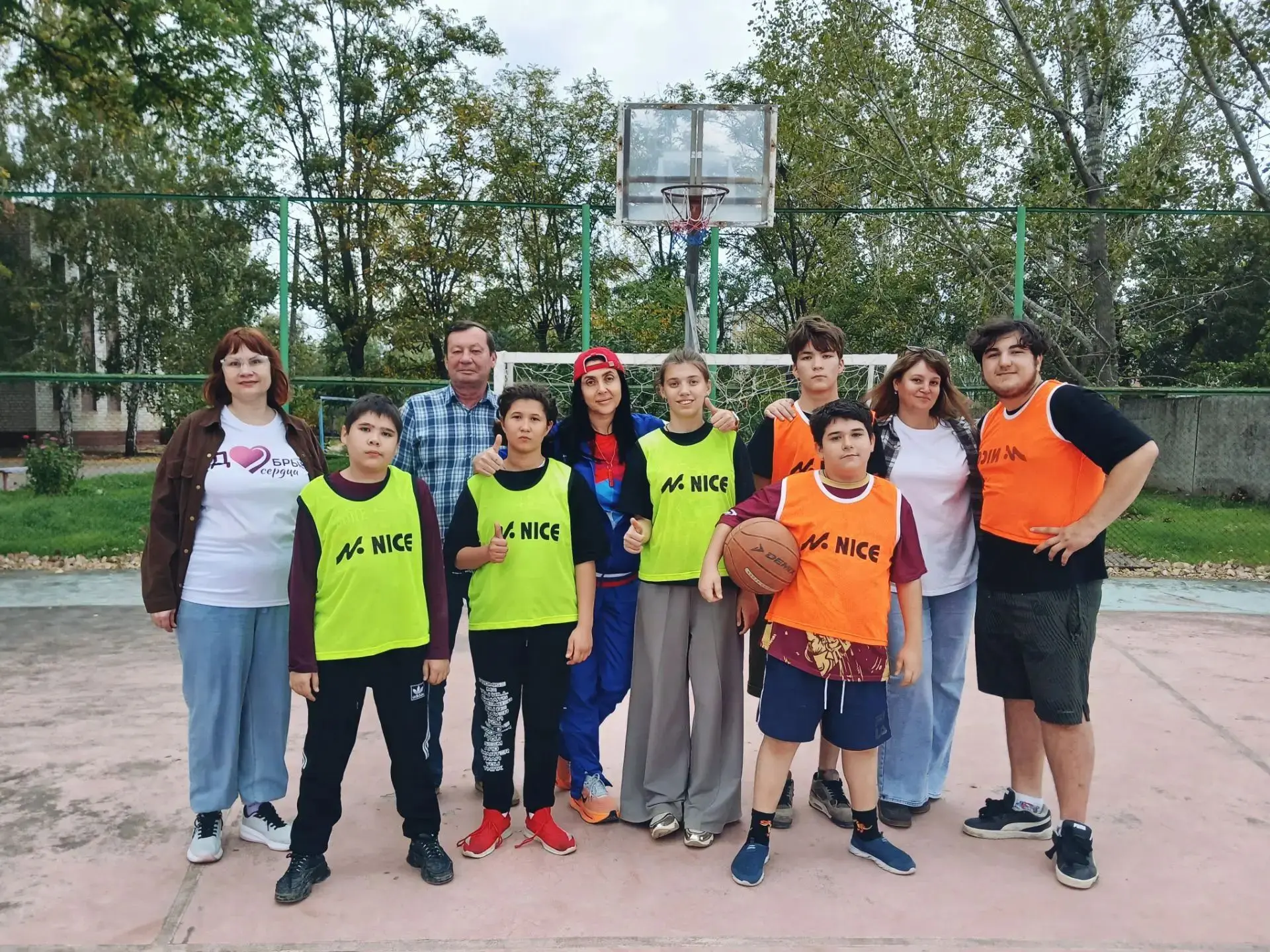🏀 Октябрь радует теплой погодой, и у нас командные игры на улице!
