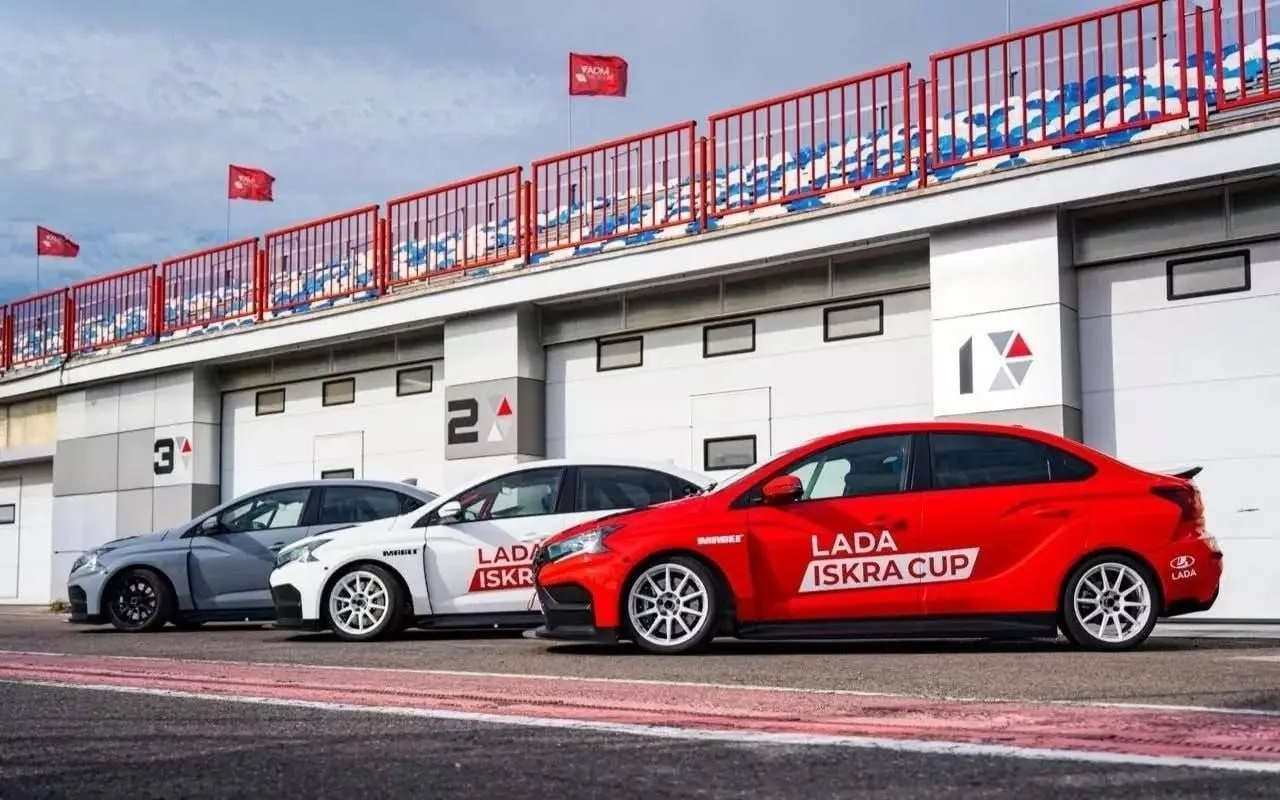 😳 «АвтоВАЗ» показал гоночную Lada Iskra с двигателем 1.6 турбо.