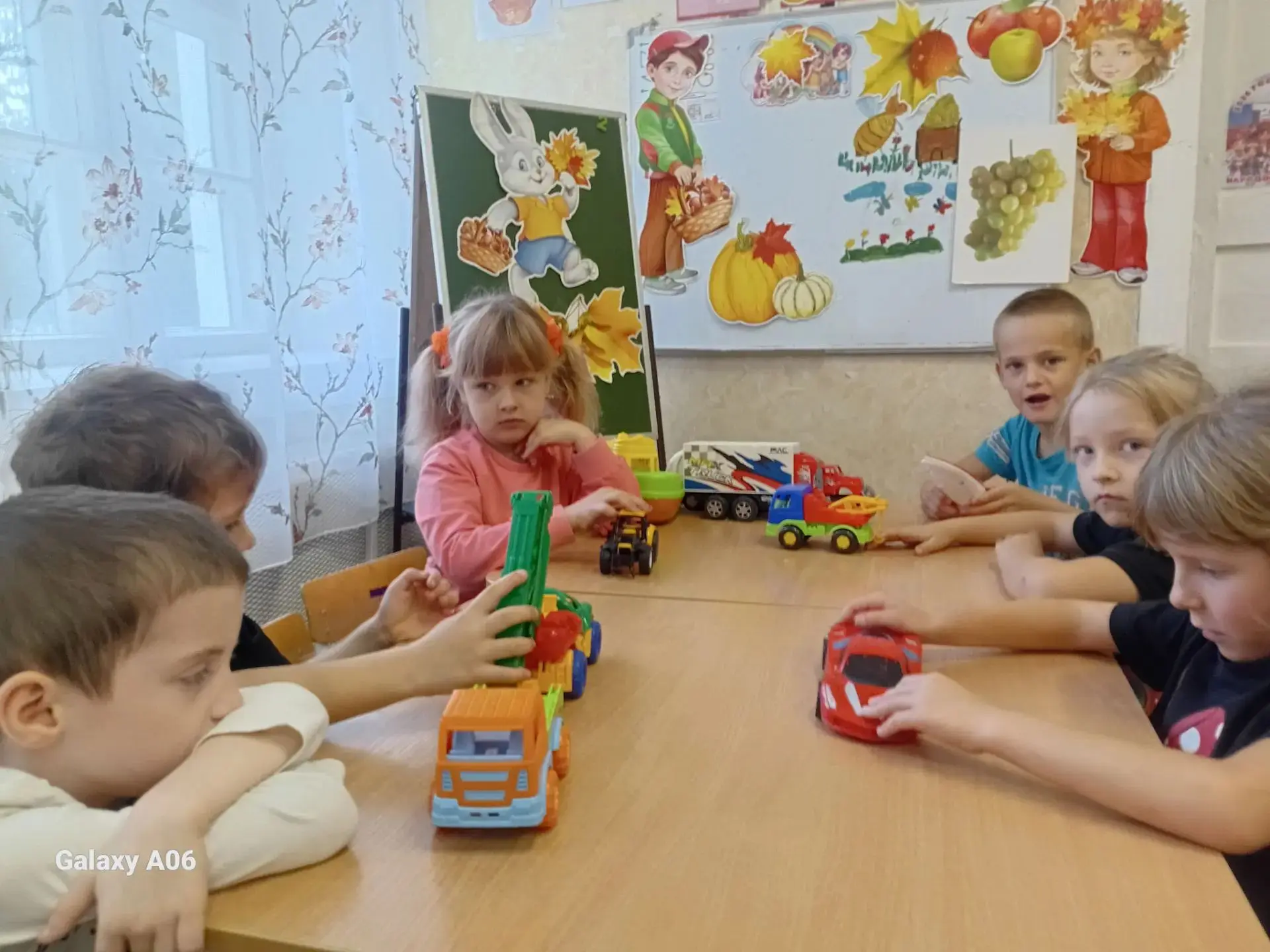 Сегодня в группе "Непоседы" прошло занятие по теме: "Транспорт. Виды транспорта".