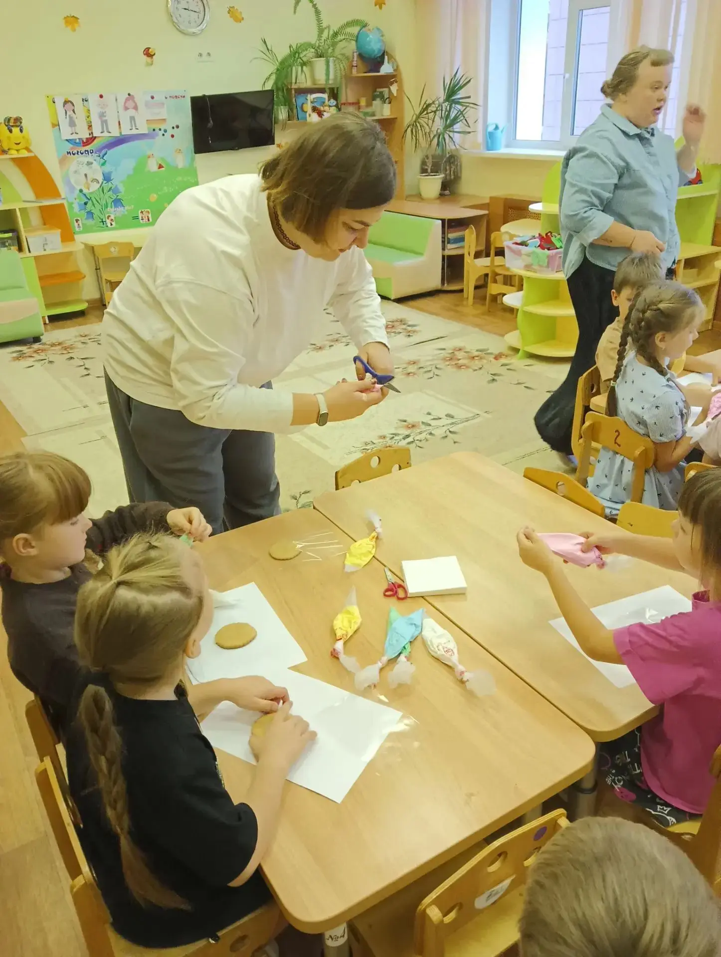 🧁🧁🧁 Сегодня   группа "Колокольчик" превратилась в настоящую кондитерскую, а дети в м...