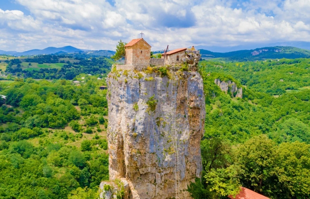 ⛰️☦️ Столп Кацхи в Имерети — место, которое легко принять за картинку, созданную ИИ.