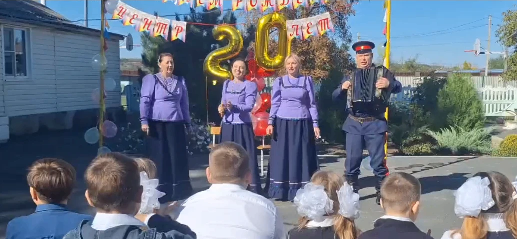 В начале октября вокальный ансамбль «Лад» (руководитель Дмитрий Лысцов ) поздравил соци...