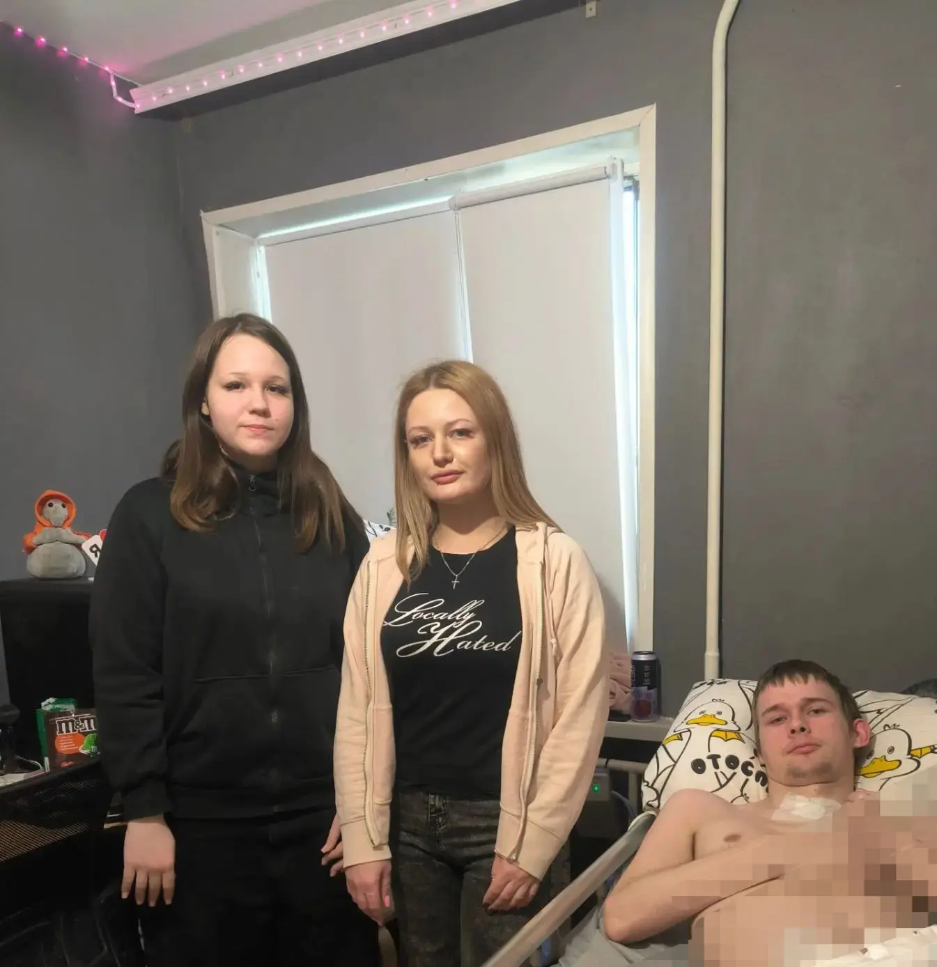 Тыл — это не только заводы. Это теплые руки, которые возвращают бойцам опору