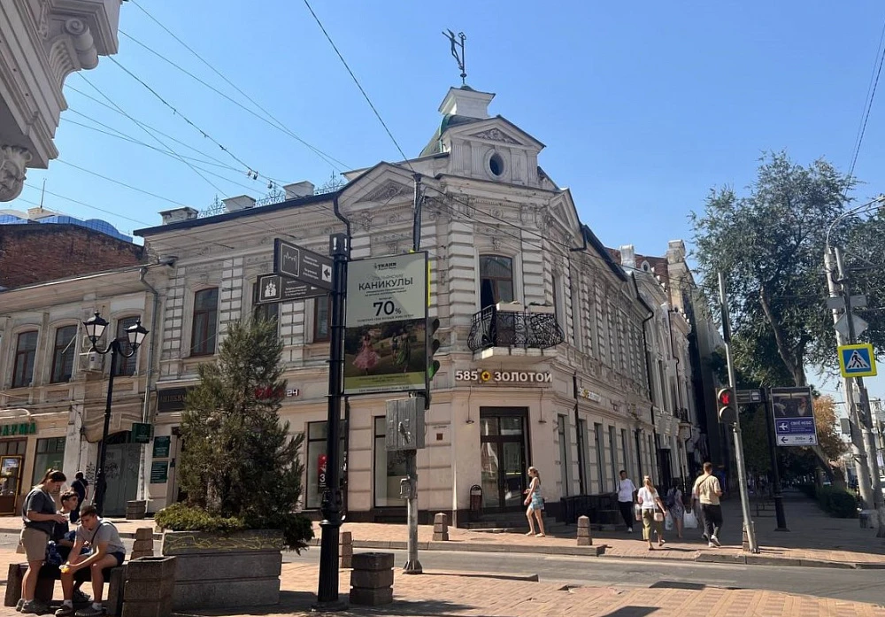 Вы наверняка замечали на улице Б.Садовой дом с флюгером в виде Буратино? В 70–80-х здес...