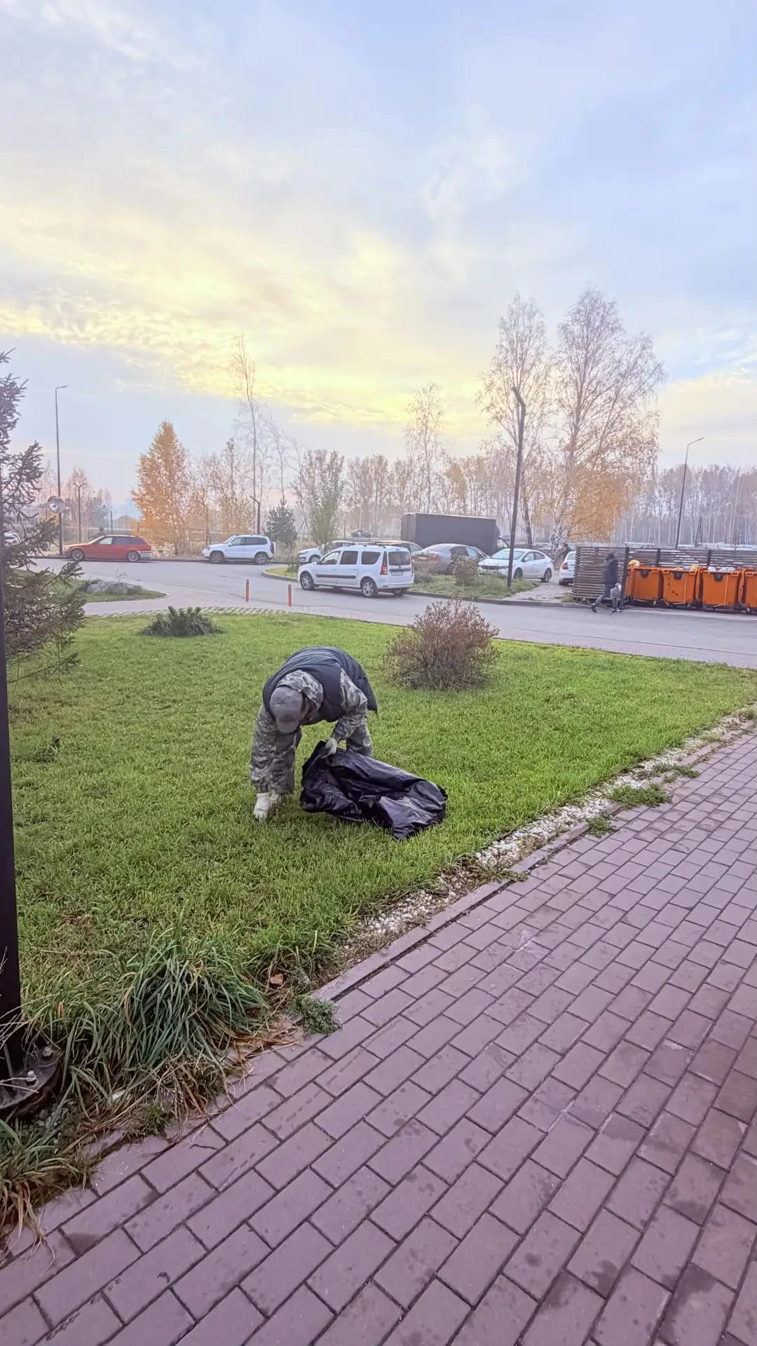 Сотрудники УК  "Горизонты"  продолжают производить ежедневные работы по благоустройству...