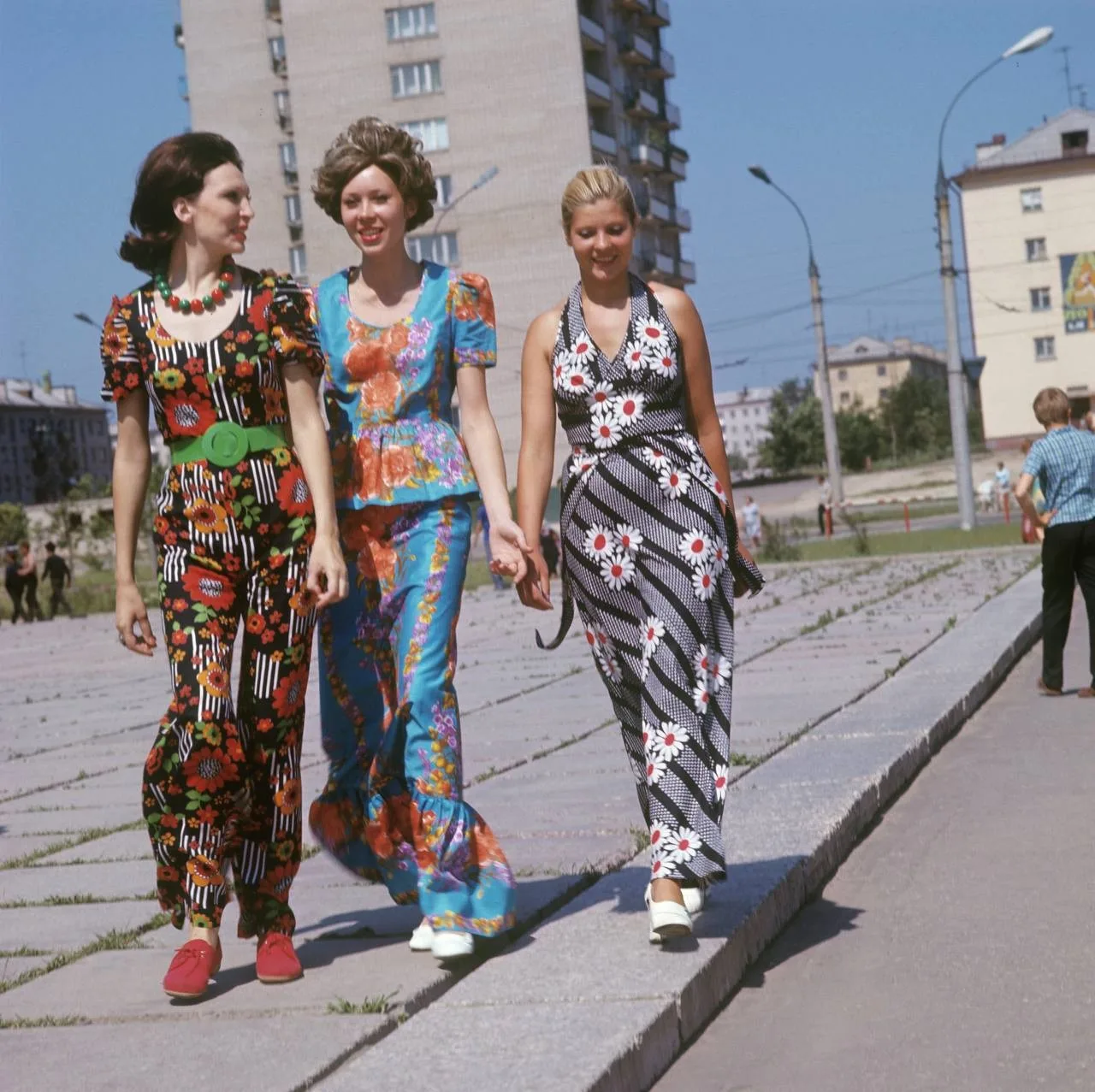 Иваново, 1974 год. Яркие ткани, смелые узоры и летняя мода от местной текстильной фабри...