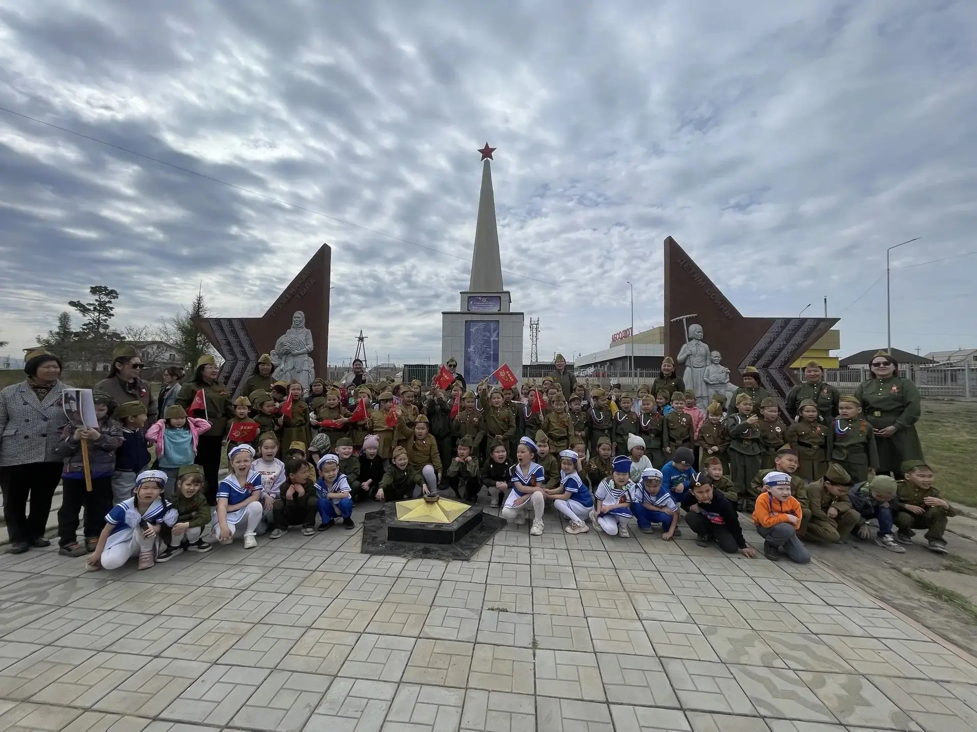 🌸12 мая в селе Нижняя Иволга состоялось памятное мероприятие — возложение цветов к Мем...