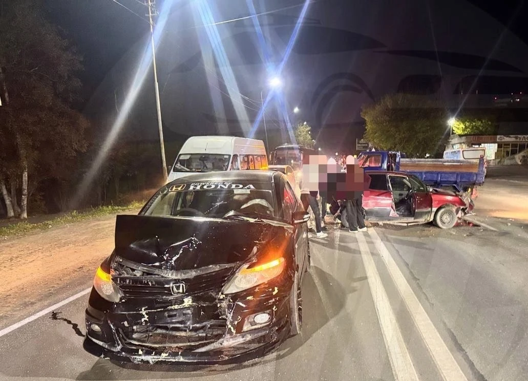 В Артёме, в районе улицы Кирова, произошло ДТП с участием трёх автомобилей.
