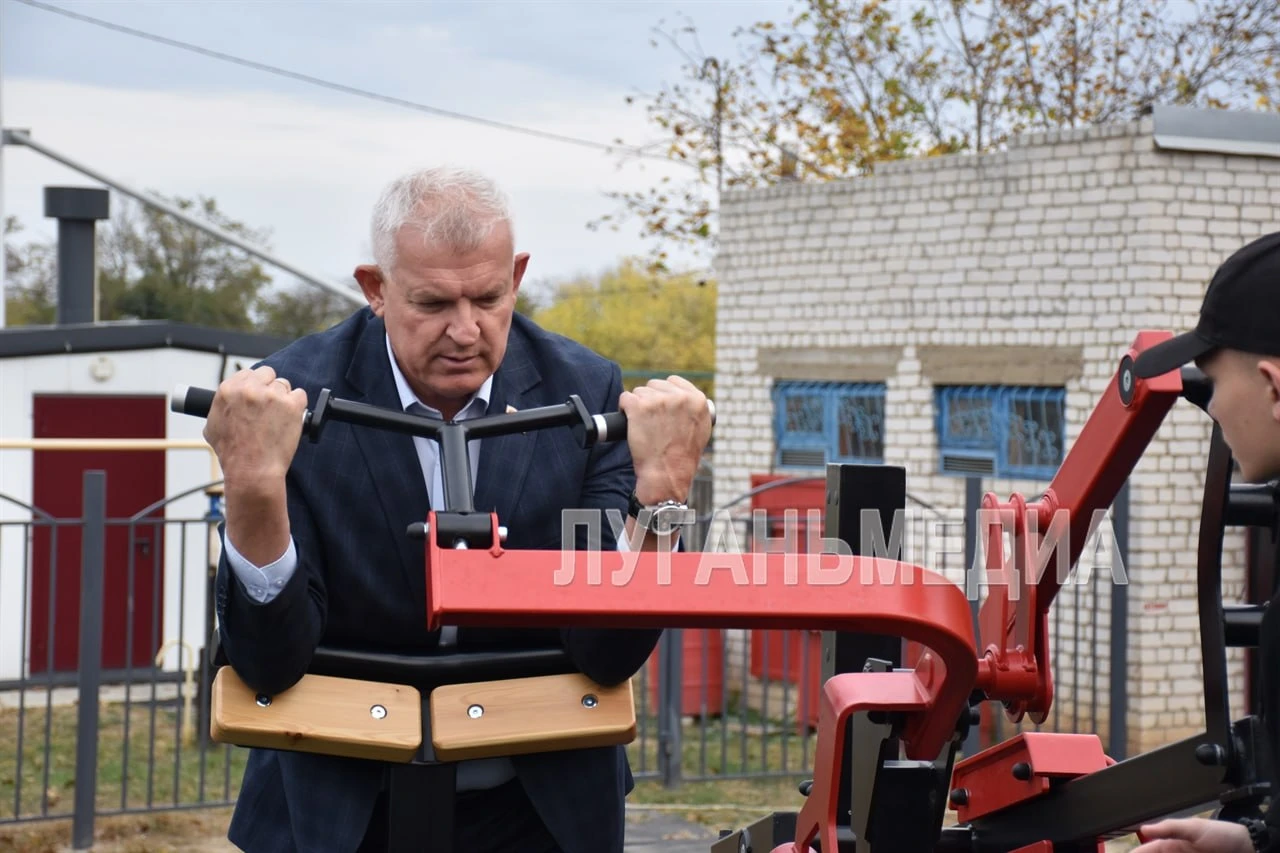 💪В Краснодоне открыли новую многофункциональную спортивную площадку
