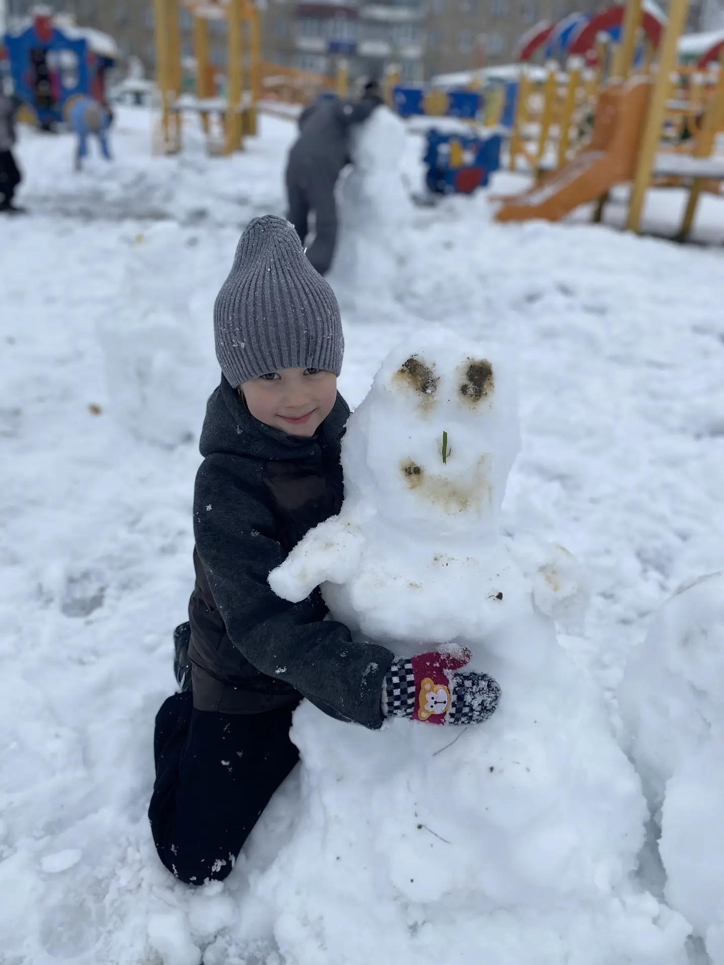 Первый снег! ❄️ ребята уже на улице — лепят снежную семью, изучают следы и ловят снежин...