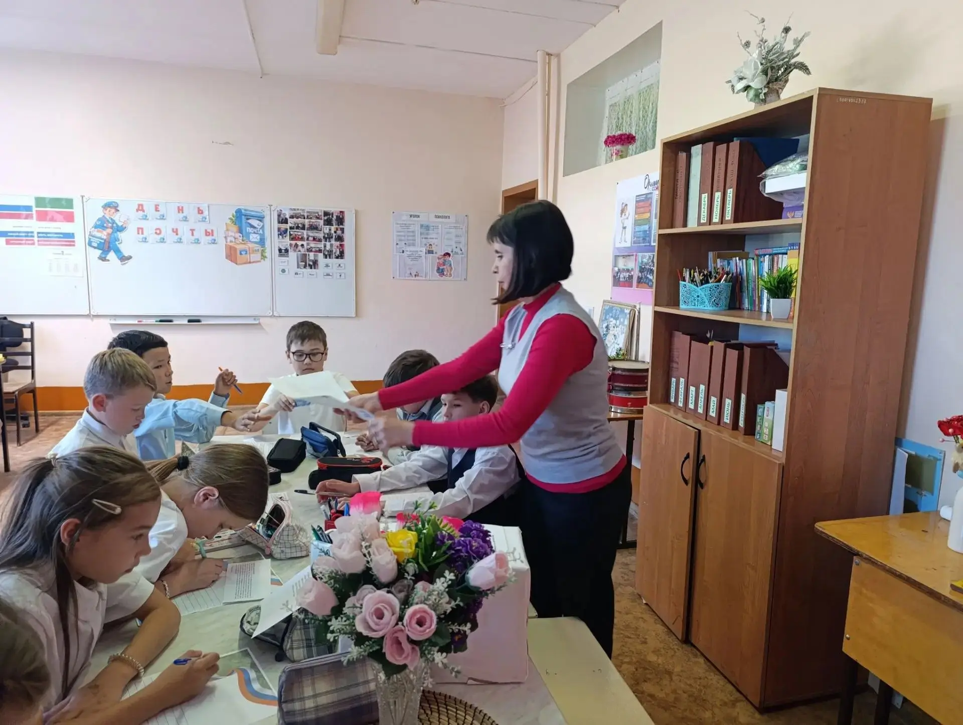 Руководитель клубного формирования вместе с детьми написали письма и нарисовали открытк...