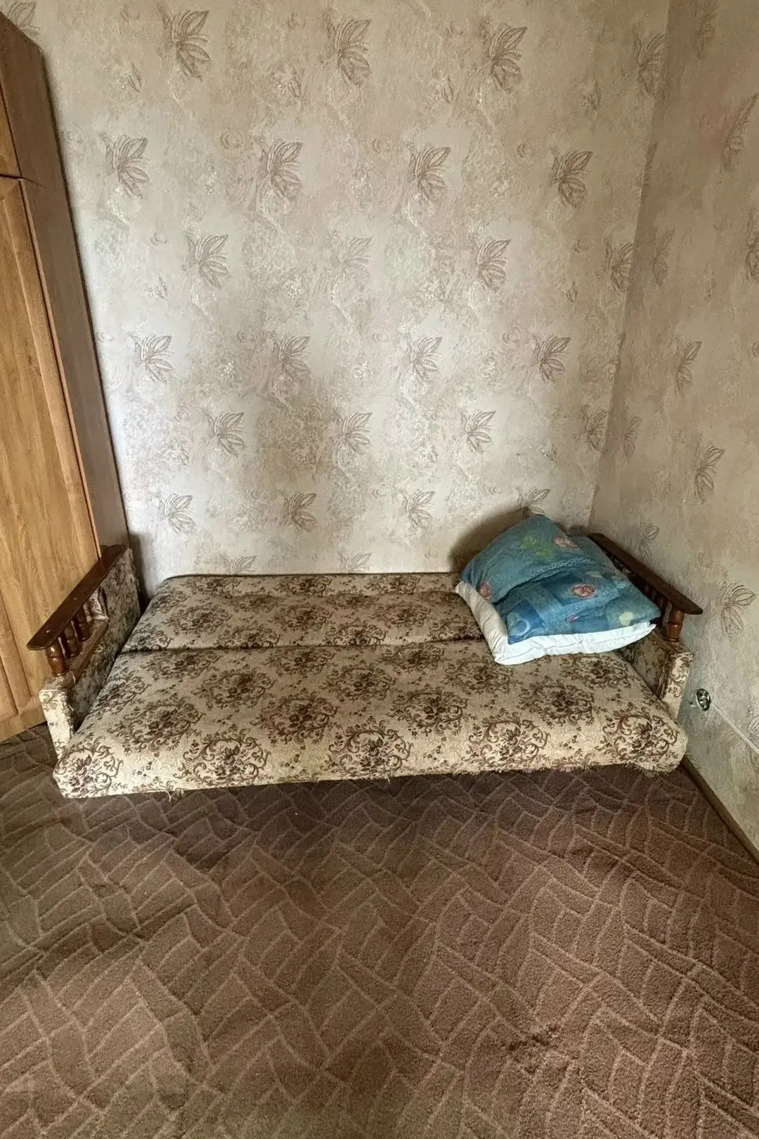 Отдам шкаф, два дивана, кресло, самовывоз (5 этаж), район Приморского парка +79888919315