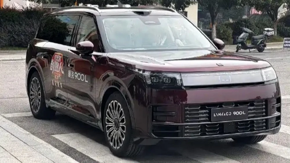 В Китае опубликовали первые снимки обновлённого кроссовера Lynk & Co 900. Модель получи...