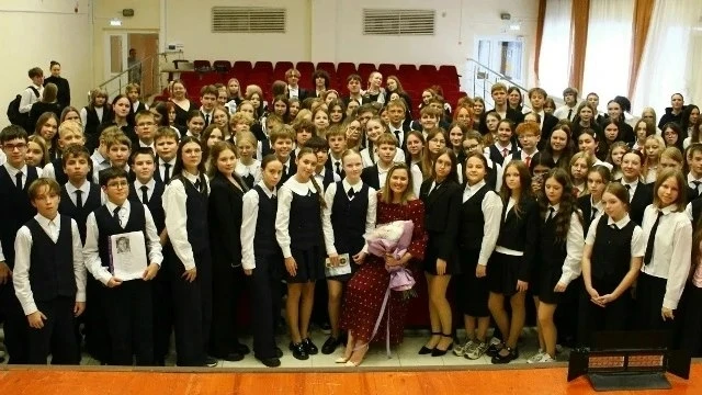 Звезда сериала "Универ" (18+) Мария Кожевникова встретилась с чепецкими школьниками