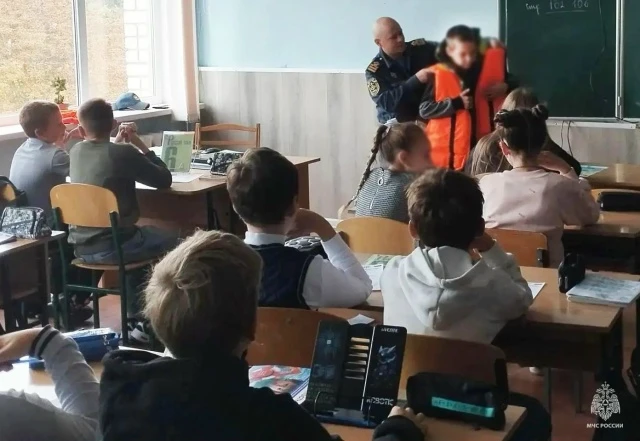 Инспекторы ГИМС провели урок безопасности на воде для школьников