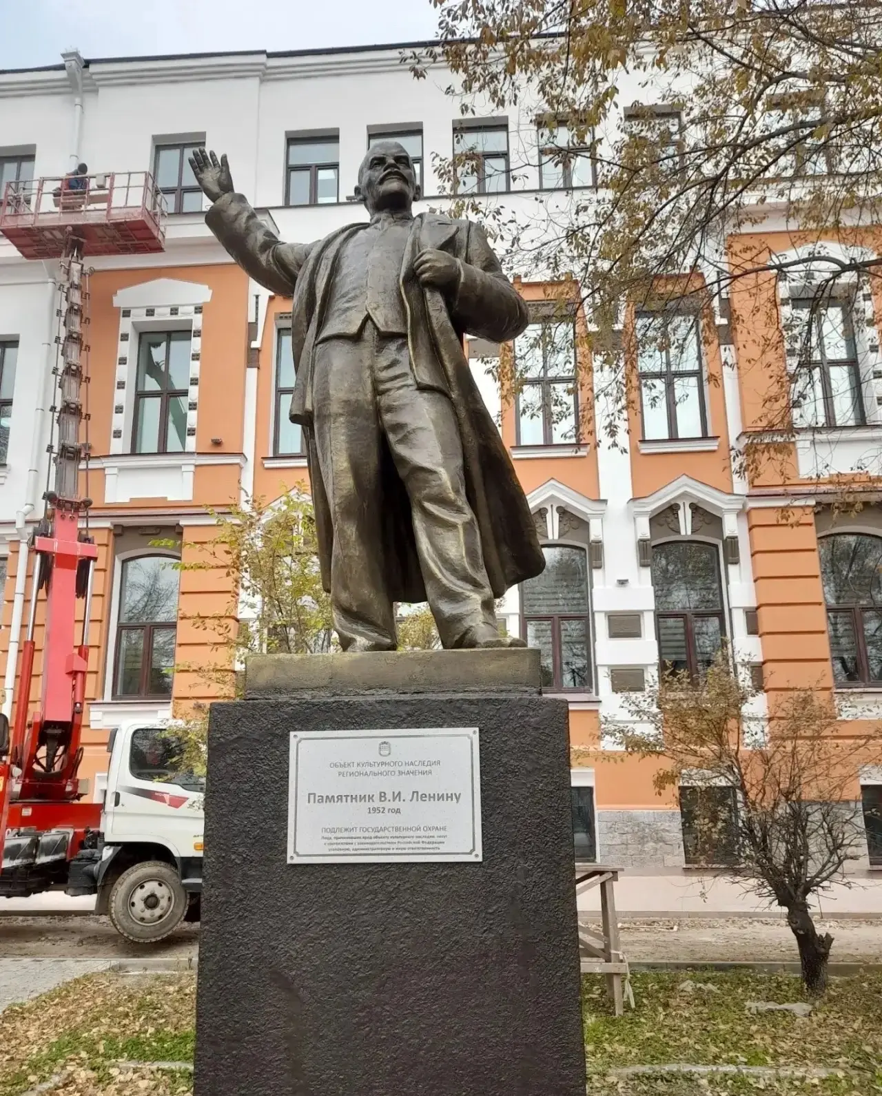 🏛️В Благовещенске обновили памятник Ленину, расположенный на улице Горького