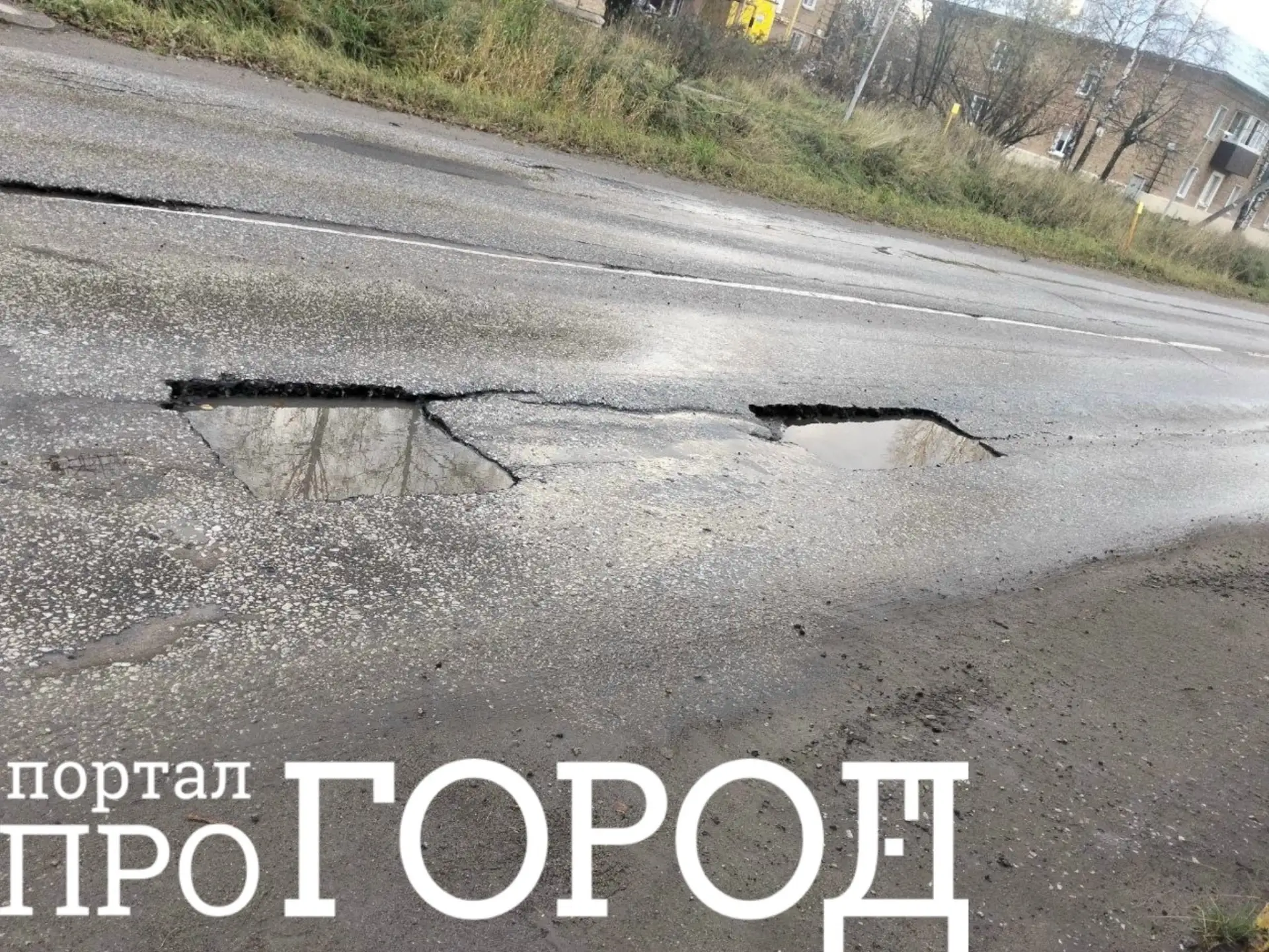 В Ухте ямы на остановке не ремонтируют уже больше месяца