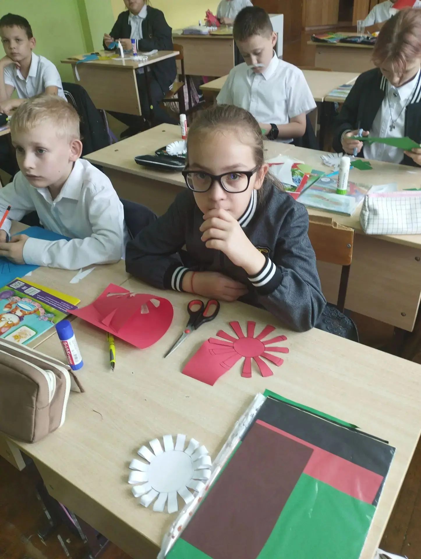 А это моменты работы учеников 4 А класса. У каждого ребёнка вышла уникальная открытка. ...