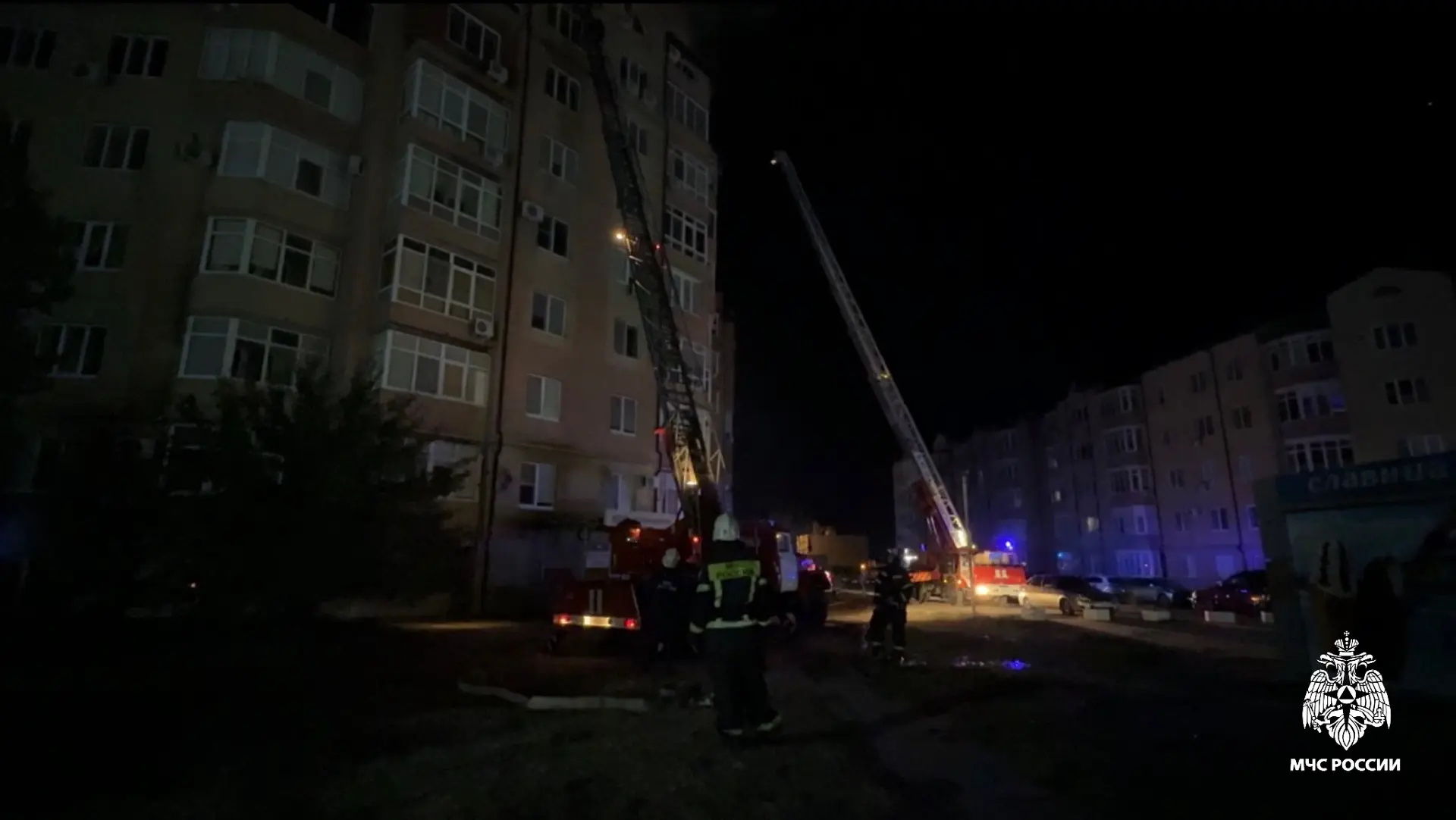 В эти минуты силы и средства элистинского пожарно-спасательного гарнизона ликвидируют в...