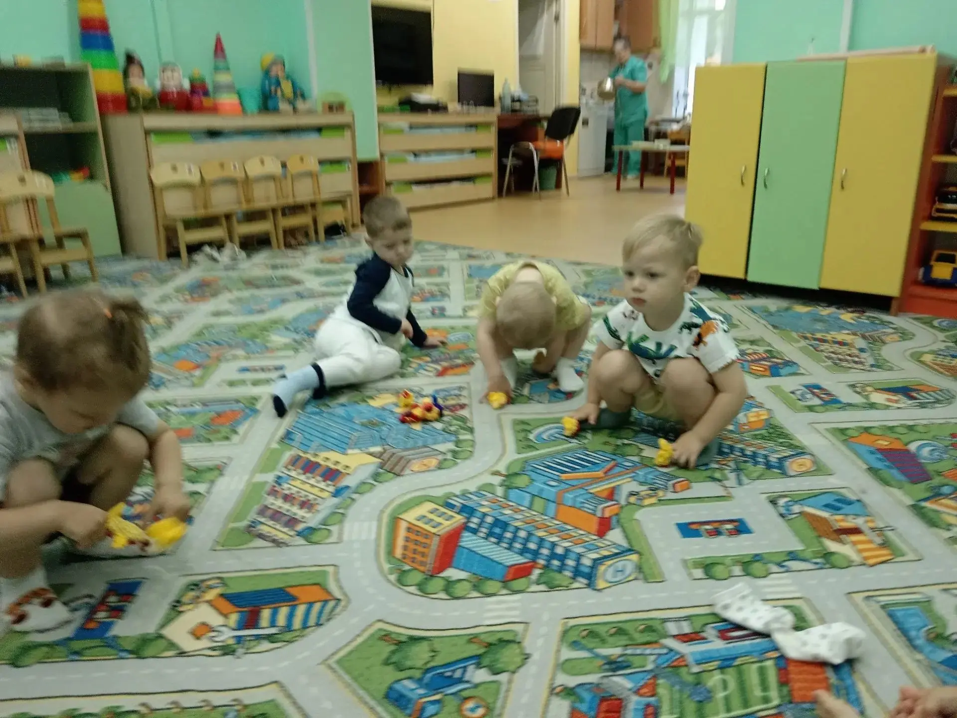 Подвижная игра "Вышла курочка гулять" с использованием пальчикового театра "Курочка Ряб...