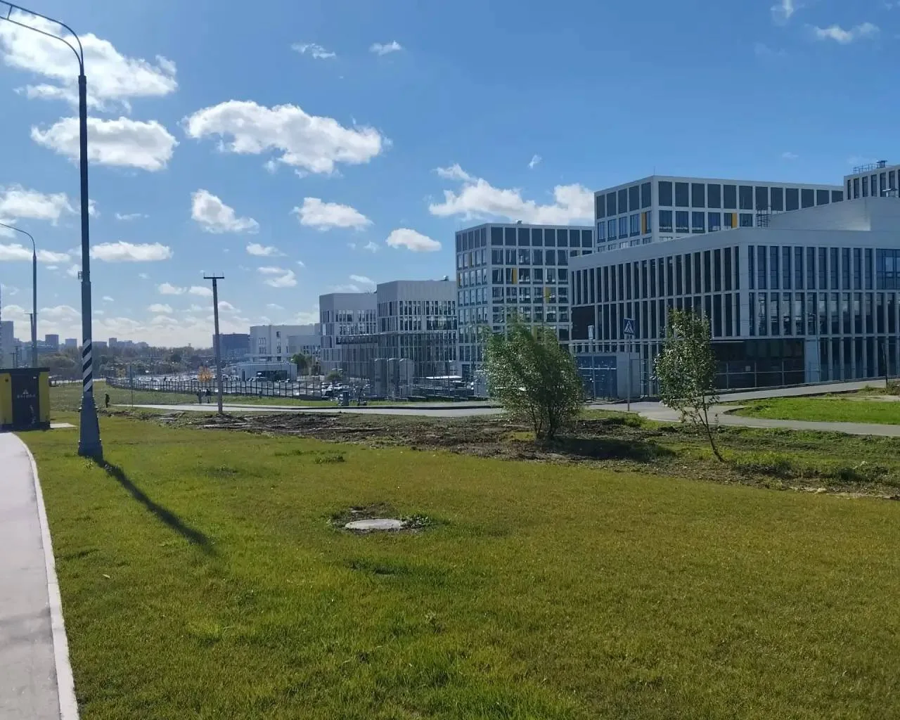 Жителям не хватает дорожки от остановки улица Демихова к проходной КПП 3. Сейчас приход...