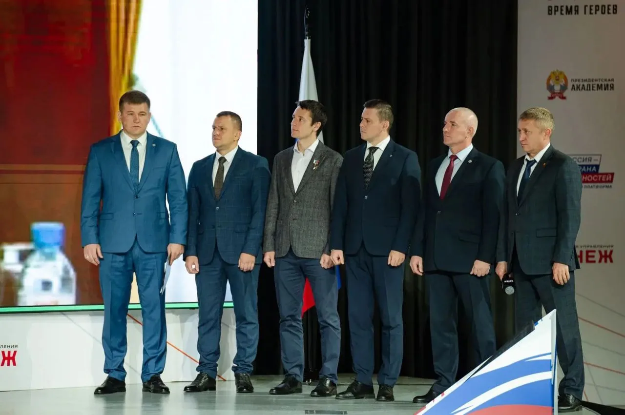 🏅 Александр Моор оценил проекты участников программы «Время героев»