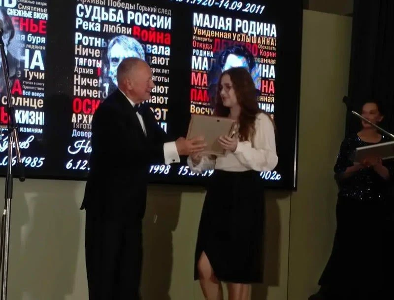 С победой в творческом конкурсе первомайскую школьницу поздравил заслуженный артист РФ ...