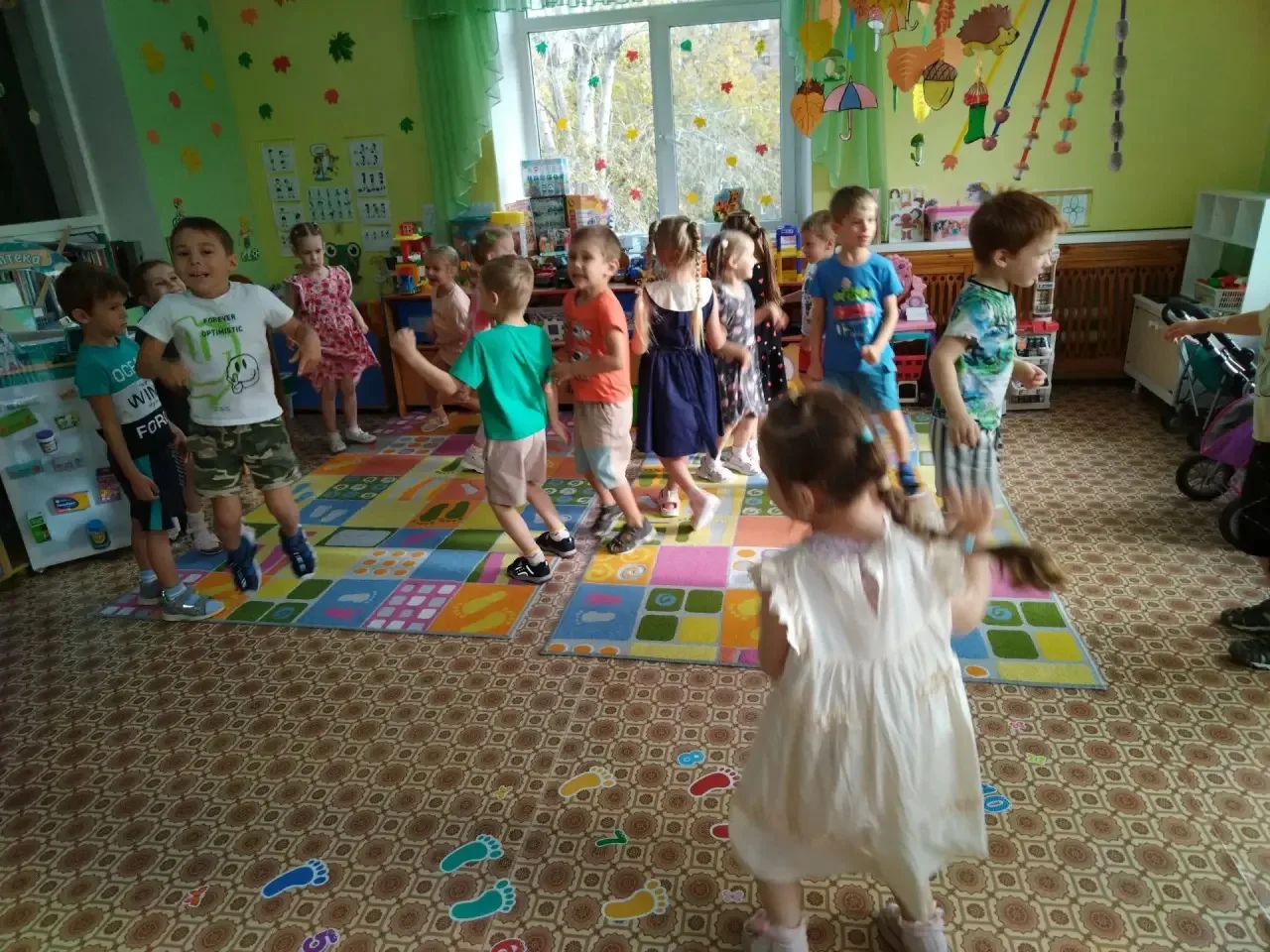 Сегодня в нашей группе самый позитивный день в году! Мы не грустим, а веселимся от души...