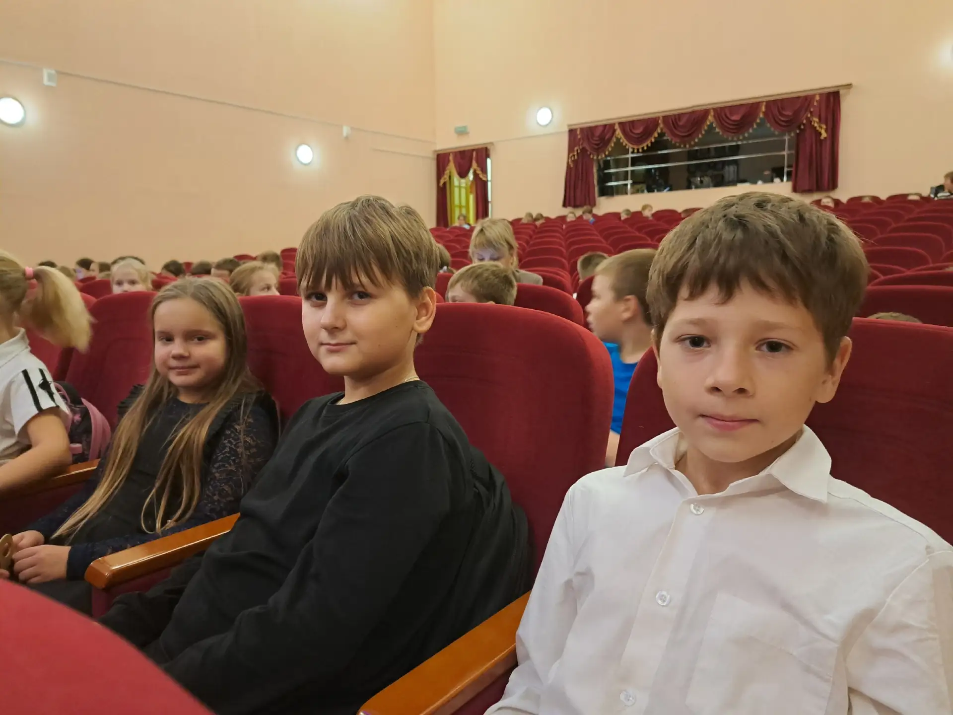 🎬🎭Сегодня ученики 3 «Б» класса посетили спектакль Вышневолоцкого драматического театр...