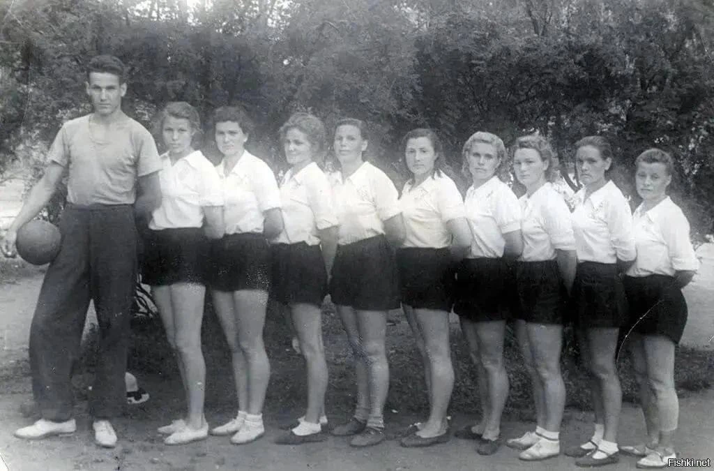 В 1952 году Борис Николаевич Ельцин был тренером женской волейбольной команды.