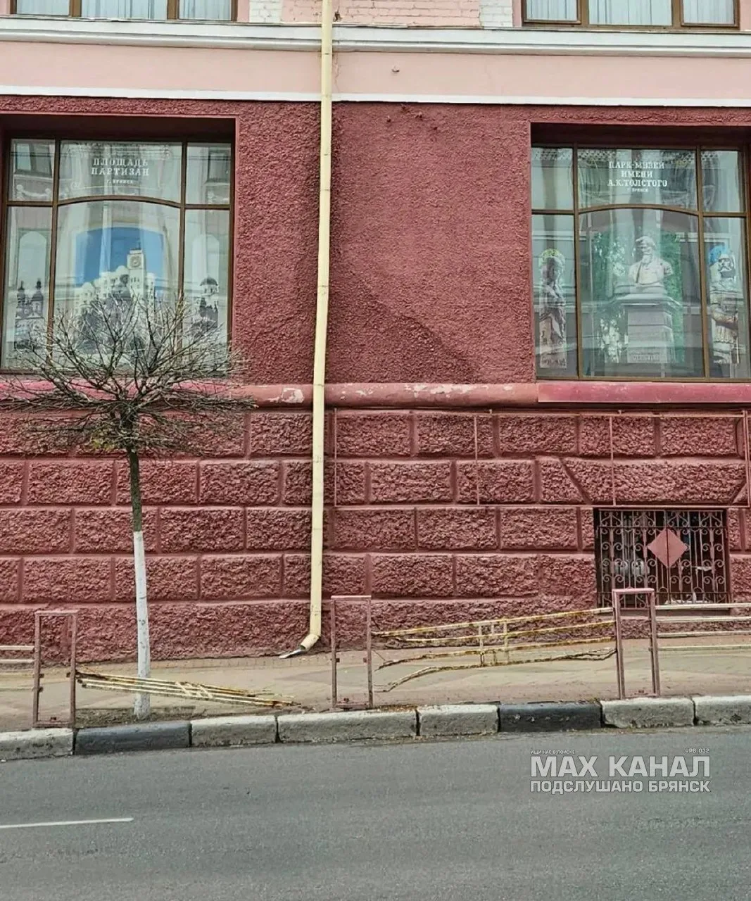 Пишут: Центральная улица, проспект Ленина, рядом ЦУМ и администрация города!