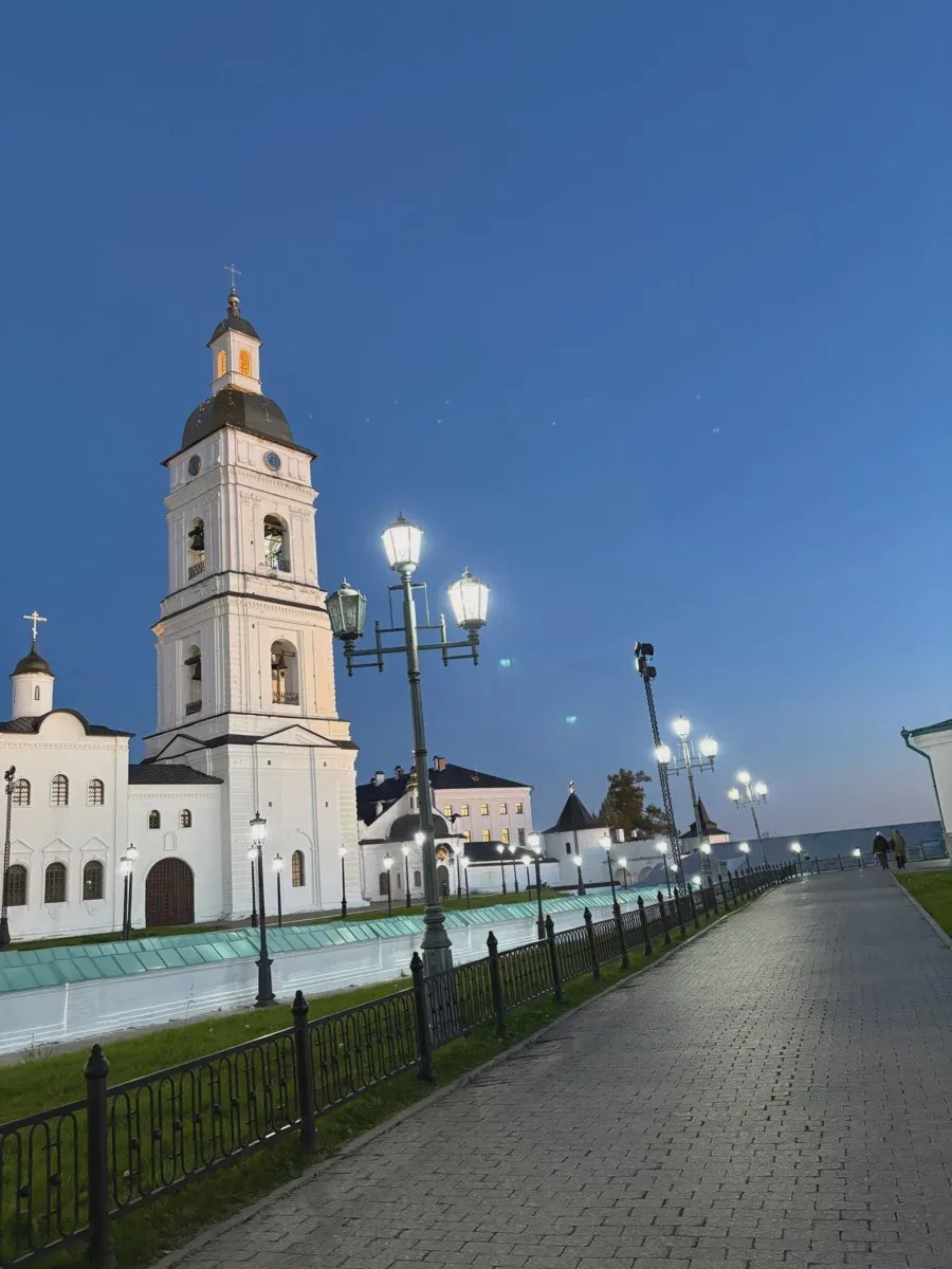 Дневная синева и свет фонарей