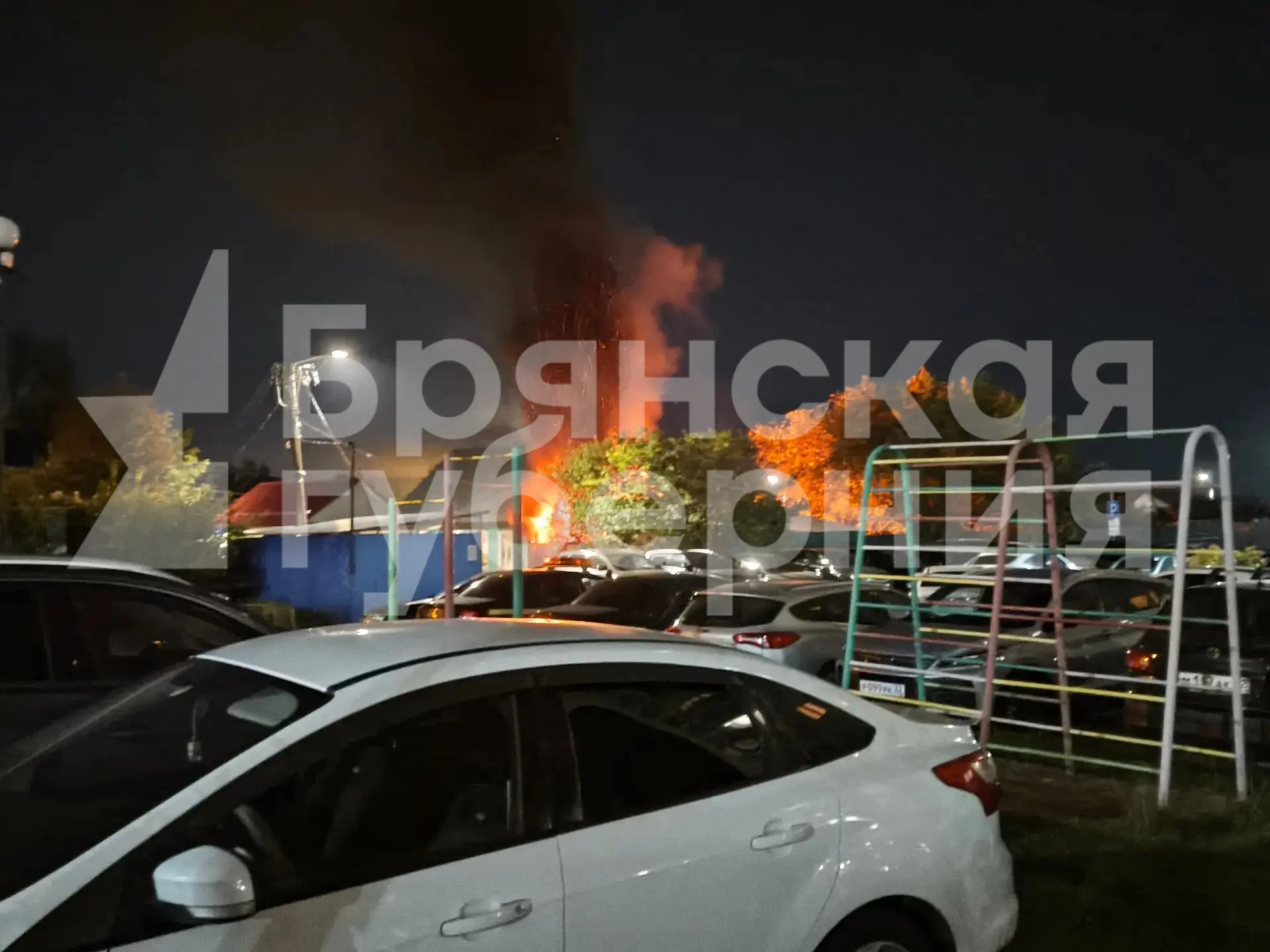 ❗️Спасатели уже приехали тушить пожар на улице Репина