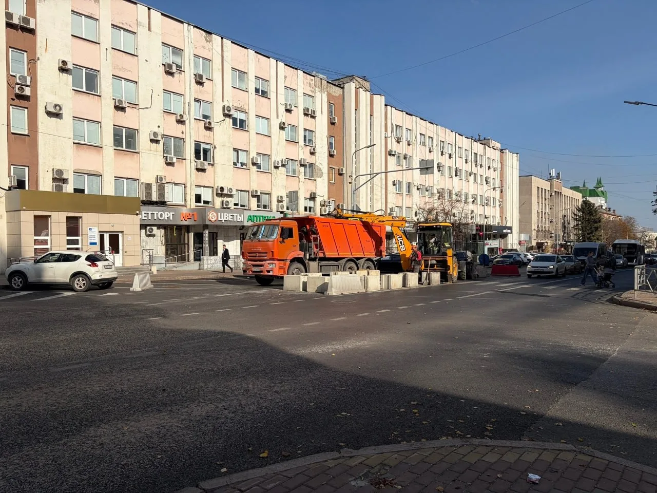 ⚡️ В Липецке только положили новый асфальт на Советской, а улицу уже снова раскопали — ...