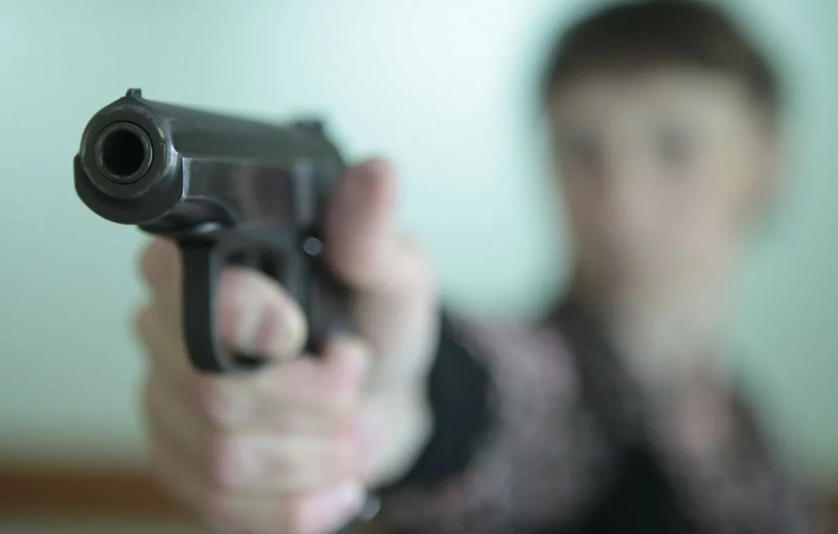 🔫 В Васильево мужчина с пневматическим пистолетом требовал спиртное у кассира