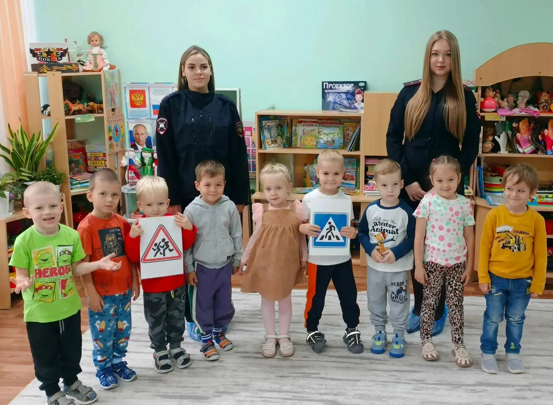 🚦В среднюю группу №3 нашего детского сада приходила инспектор ГИБДД. Она познакомила р...