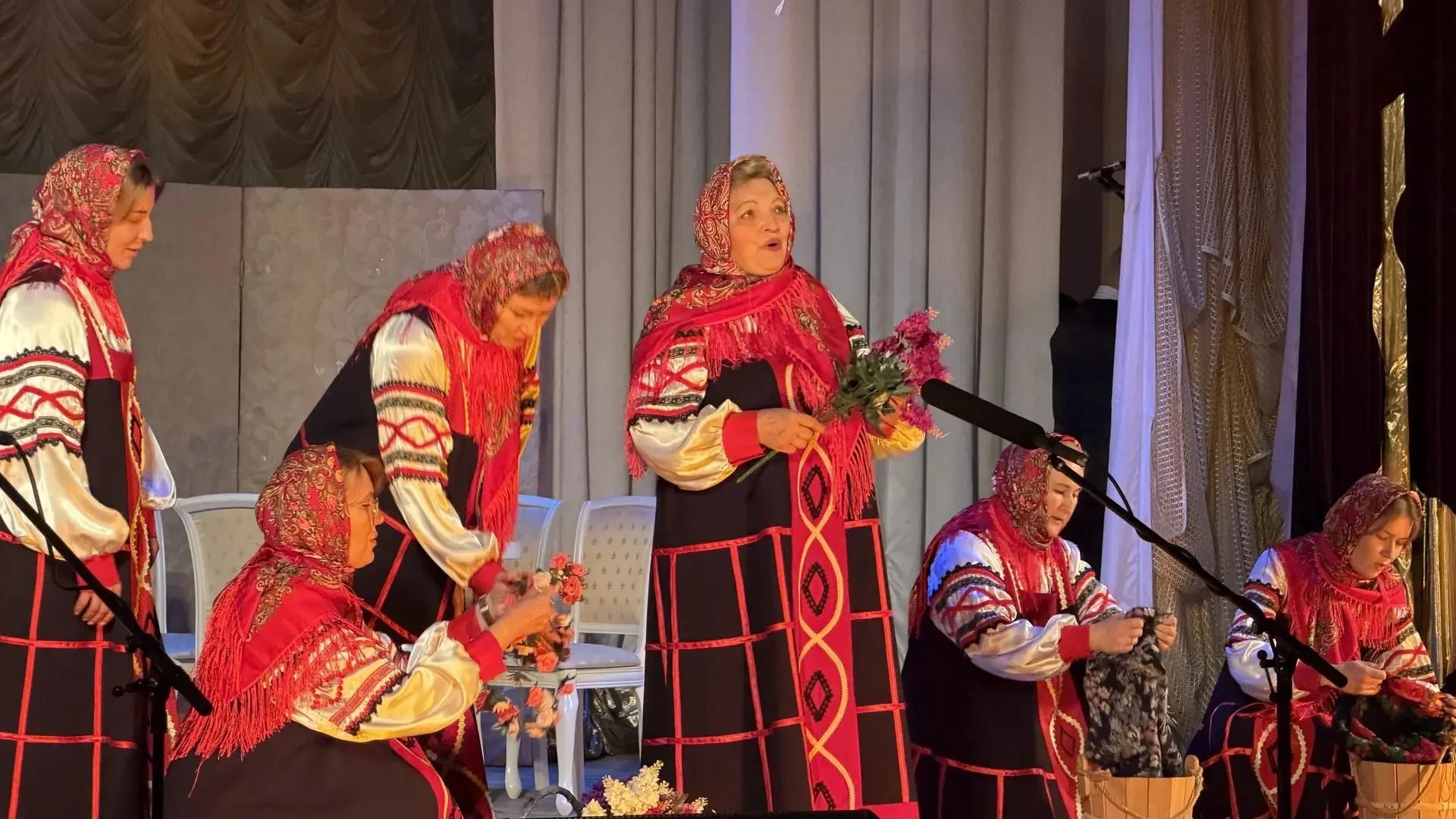 🎭Сегодня сцена ЦКР п. Чернянка превратилась в дворянскую усадьбу XIX века. Тёплый свет...