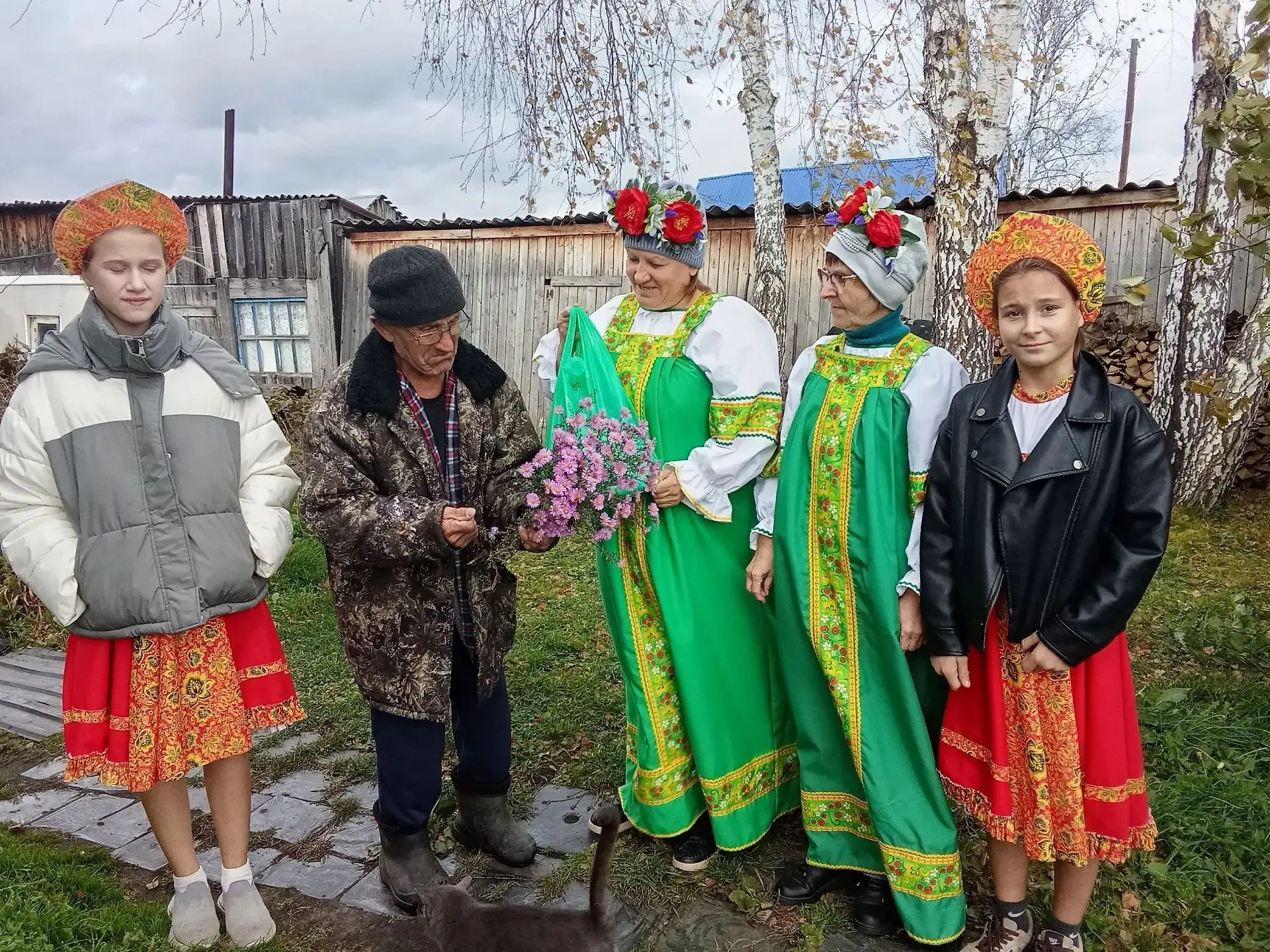 В селе Комарское проживает 145 пенсионеров, но не все в силу своего возраста и здоровья...